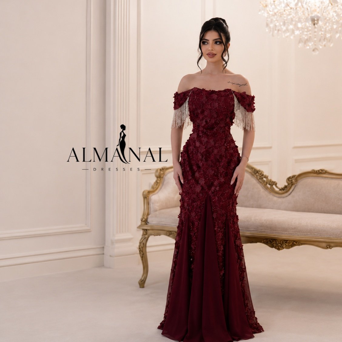 فستان سهرة عنابي بتصميم أوف شولدر مع هدب كريستالية - صورة 1