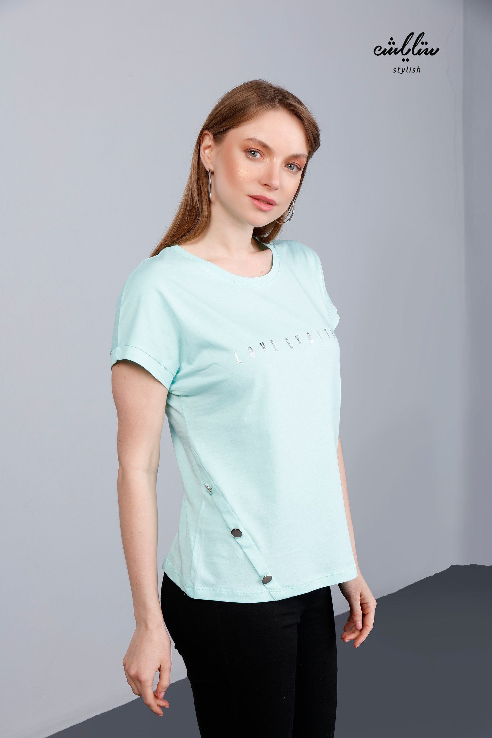 تي شيرت أنيق باللون التفاحي مزين بأزارير جانبية - صورة 2