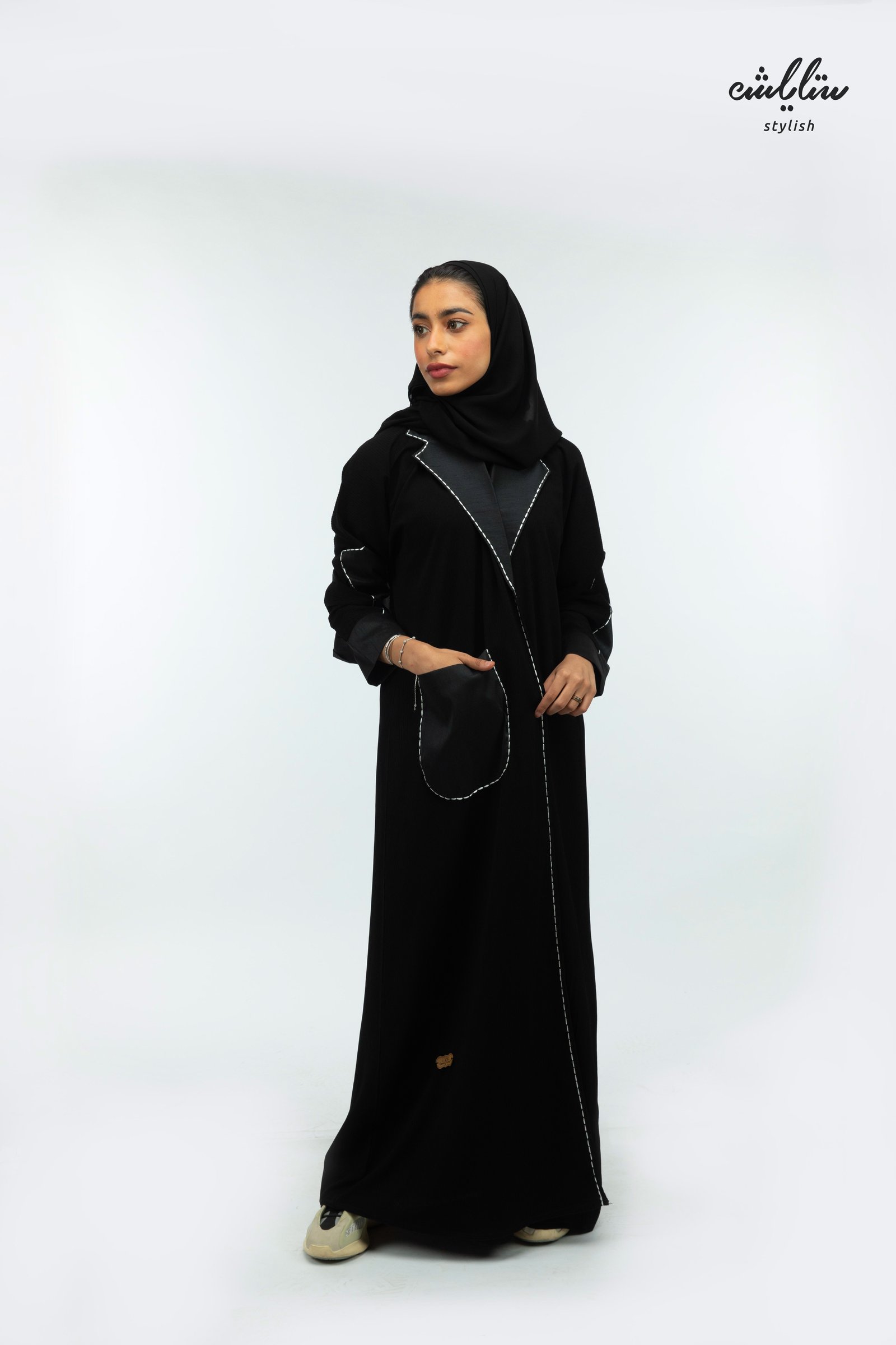 عباية كلاسيك باللون الأسود بياقة جاكيت - صورة 1