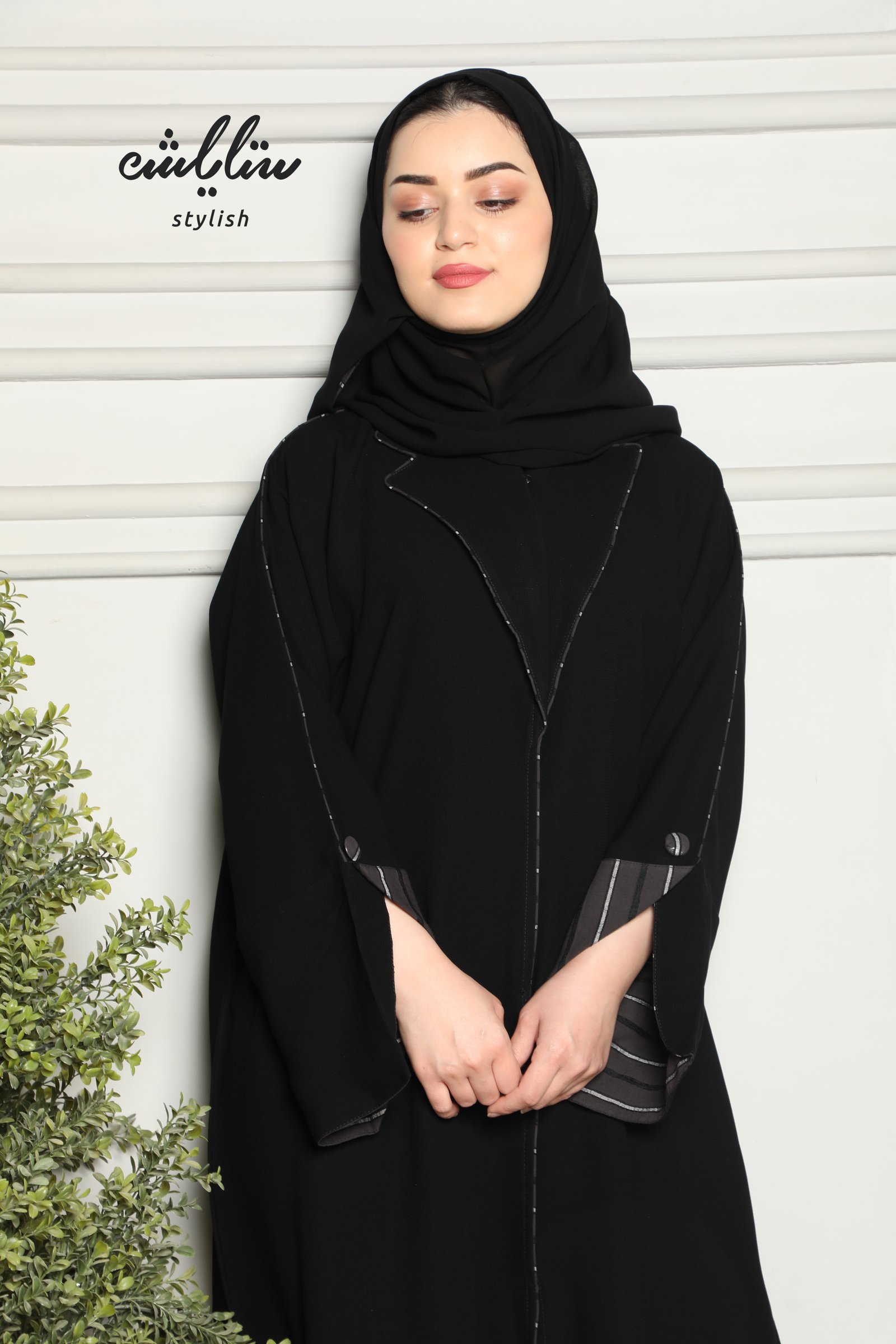 عباية كلاسيك بياقة جاكيت باللون الأسود - صورة 4