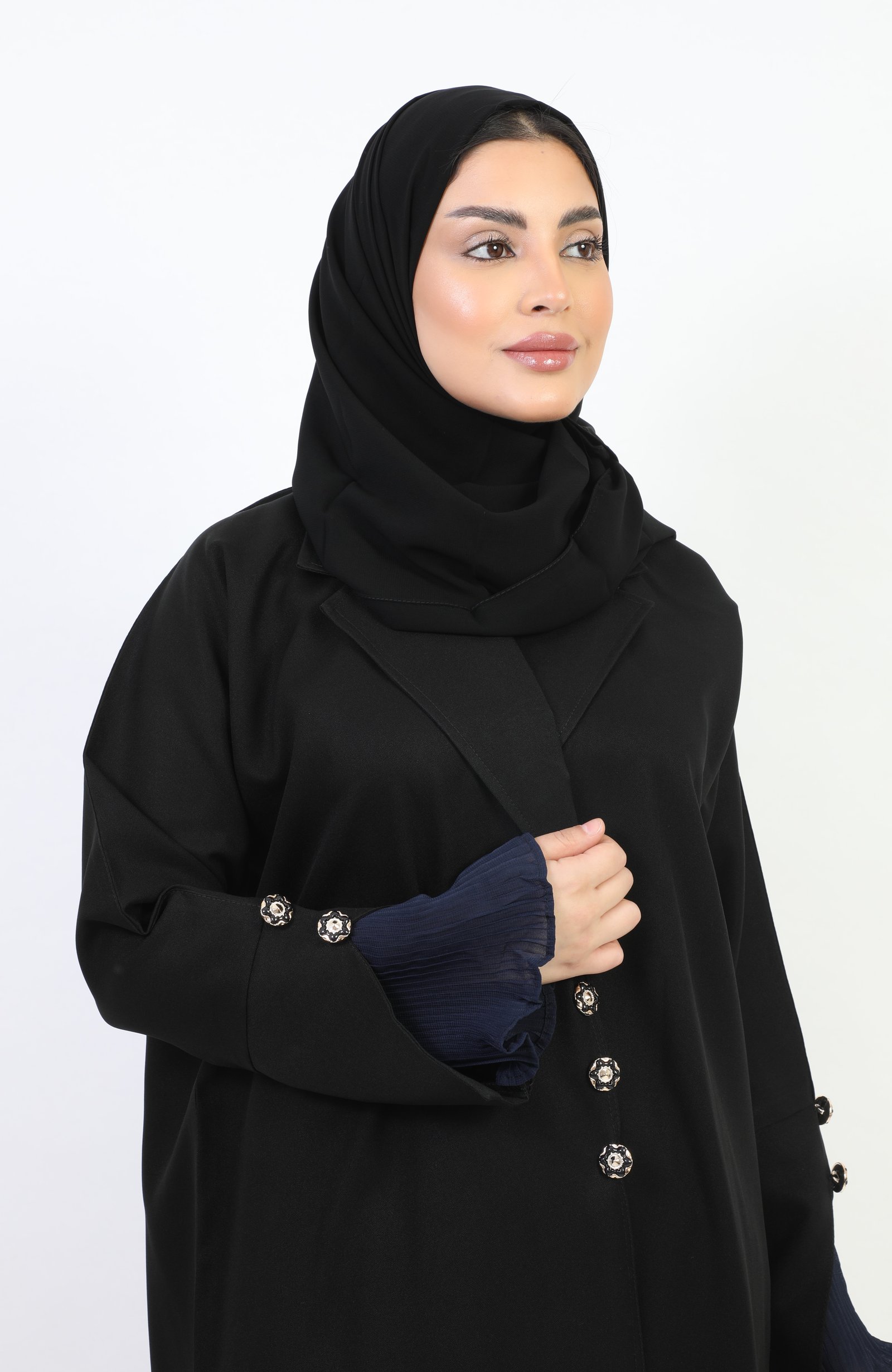 عباية كويتي كلاسيك مزينة بكسرات على الكم - صورة 5