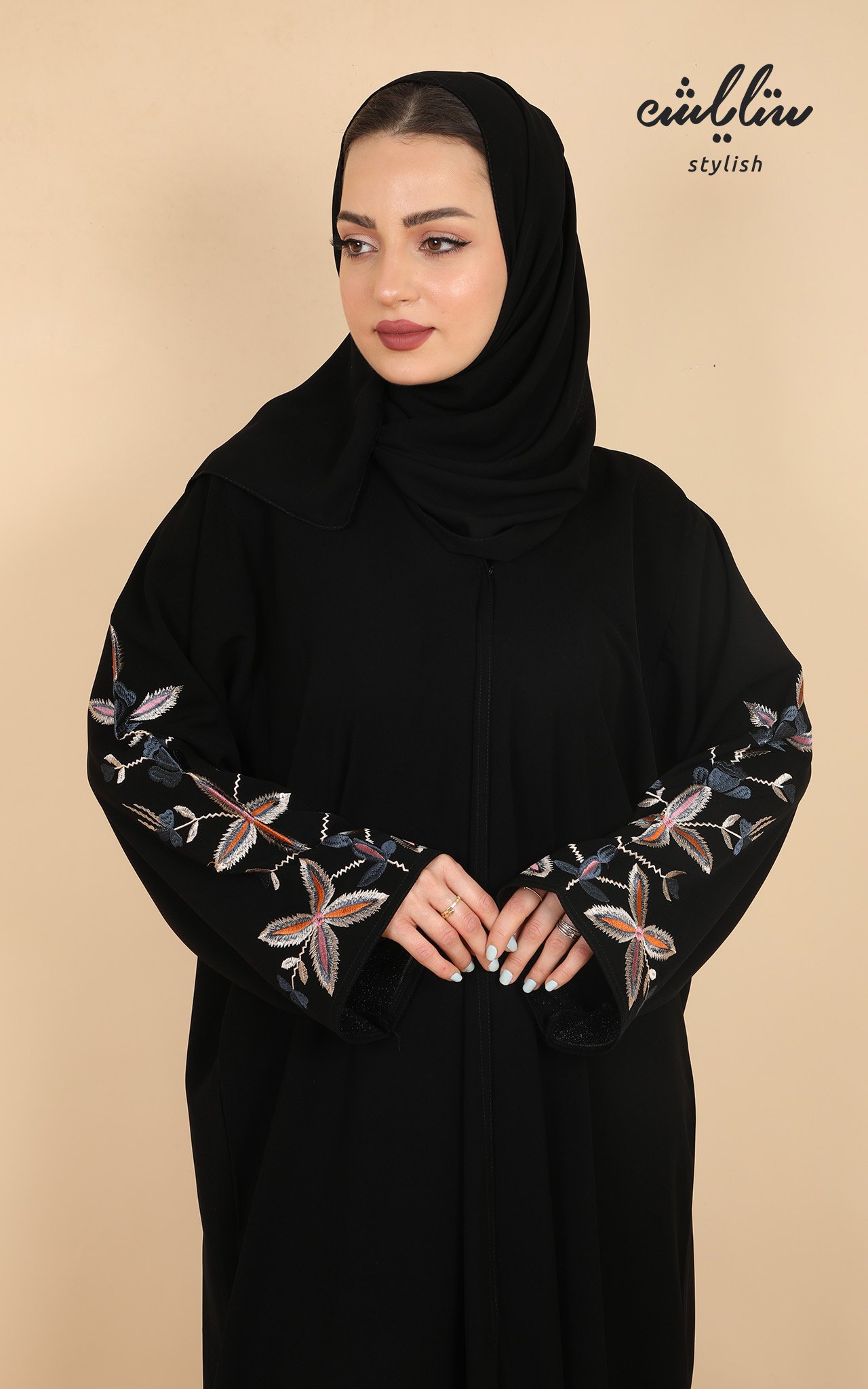 عباية ملكي باللون الأسود مطرزة الأكمام - صورة 3