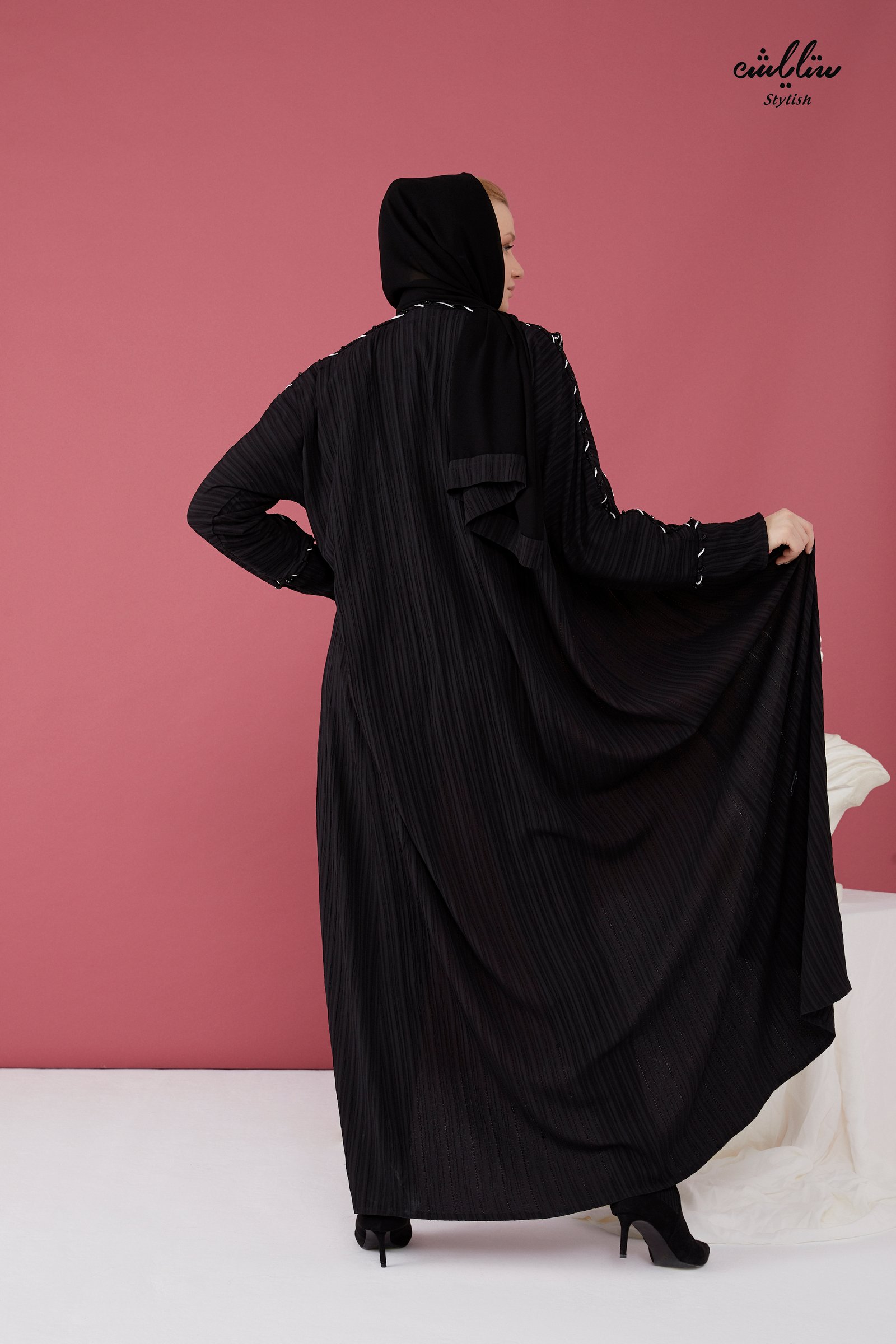 عباية لف خليجي باللون الأسود - صورة 4