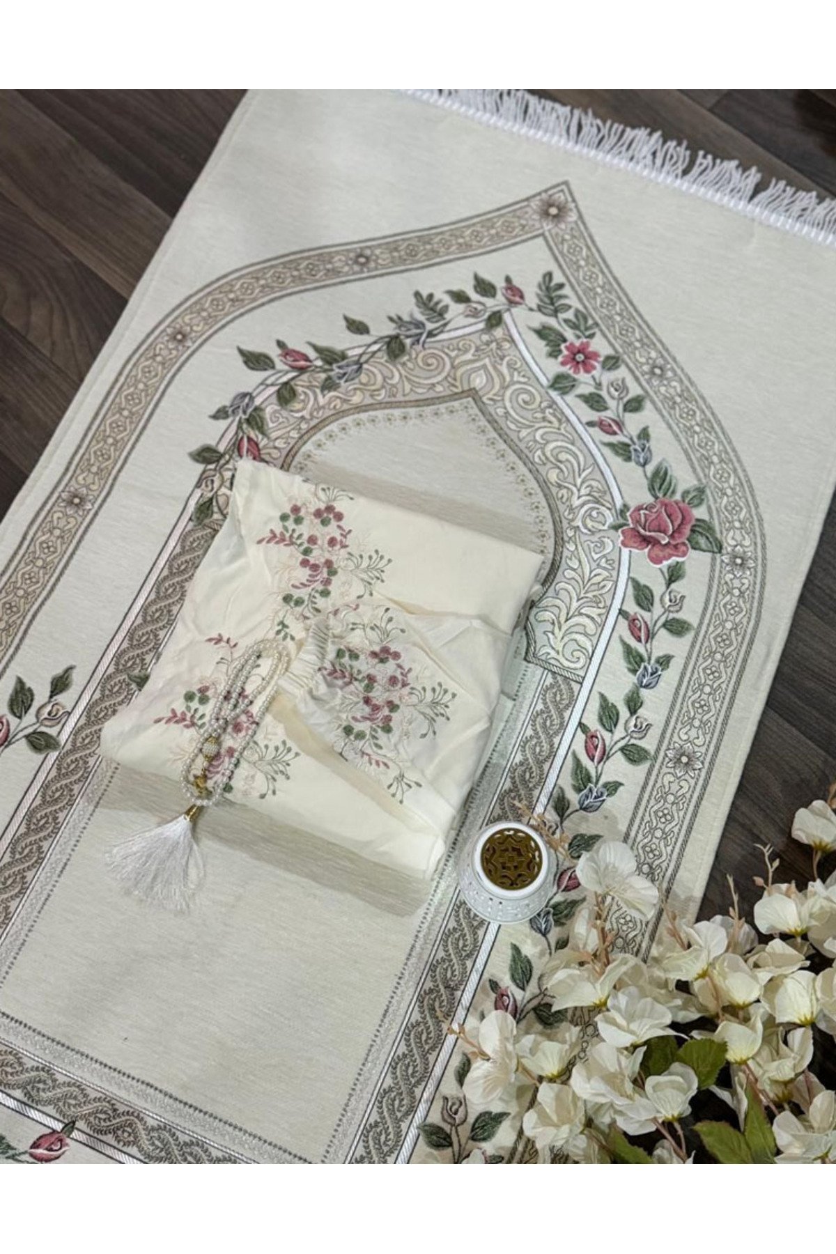 سجادة صلاة (أو شرشف صلاة) بلون سكري أو بيج مع نقوش زهرية وشرابة بيضاء. - صورة 1
