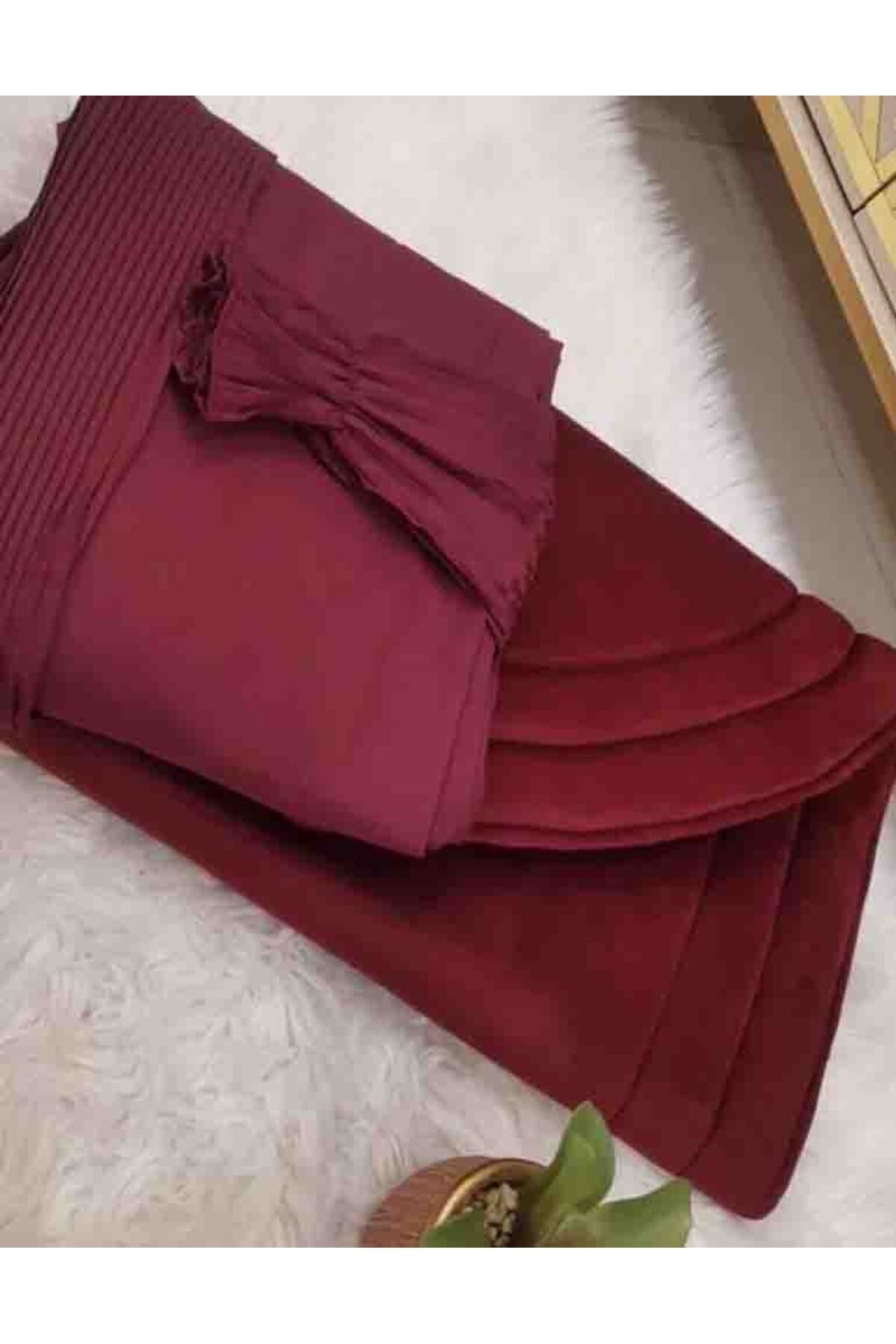 طقم صلاة مخملي بلون عنابي. - صورة 1