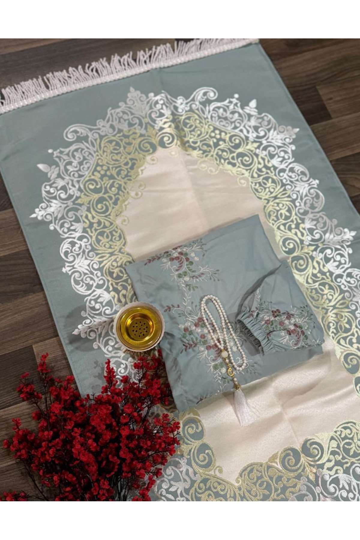 طقم صلاة بتصميم محراب ولون أخضر مائل للرمادي مزخرف بزخارف بيضاء وذهبية، ومصنوع من قماش بارد وناعم - صورة 1