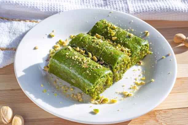 Pistachio Dolma Baklava: Authentic Turkish Taste - Image 4