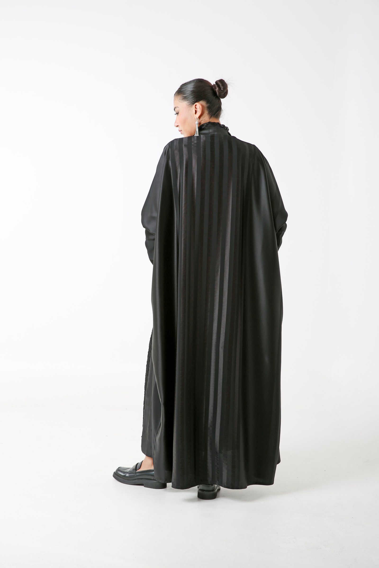 Black Striped Silk Abaya - صورة 3