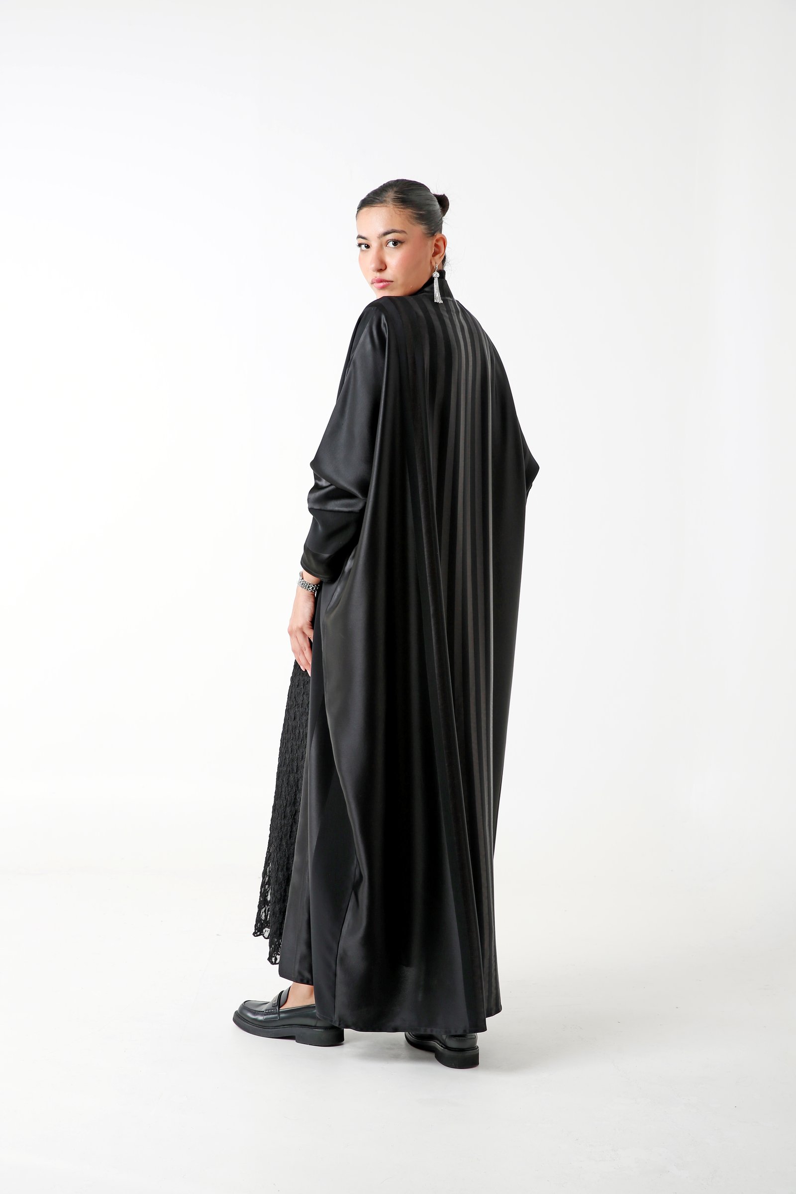 Black Striped Silk Abaya - صورة 2