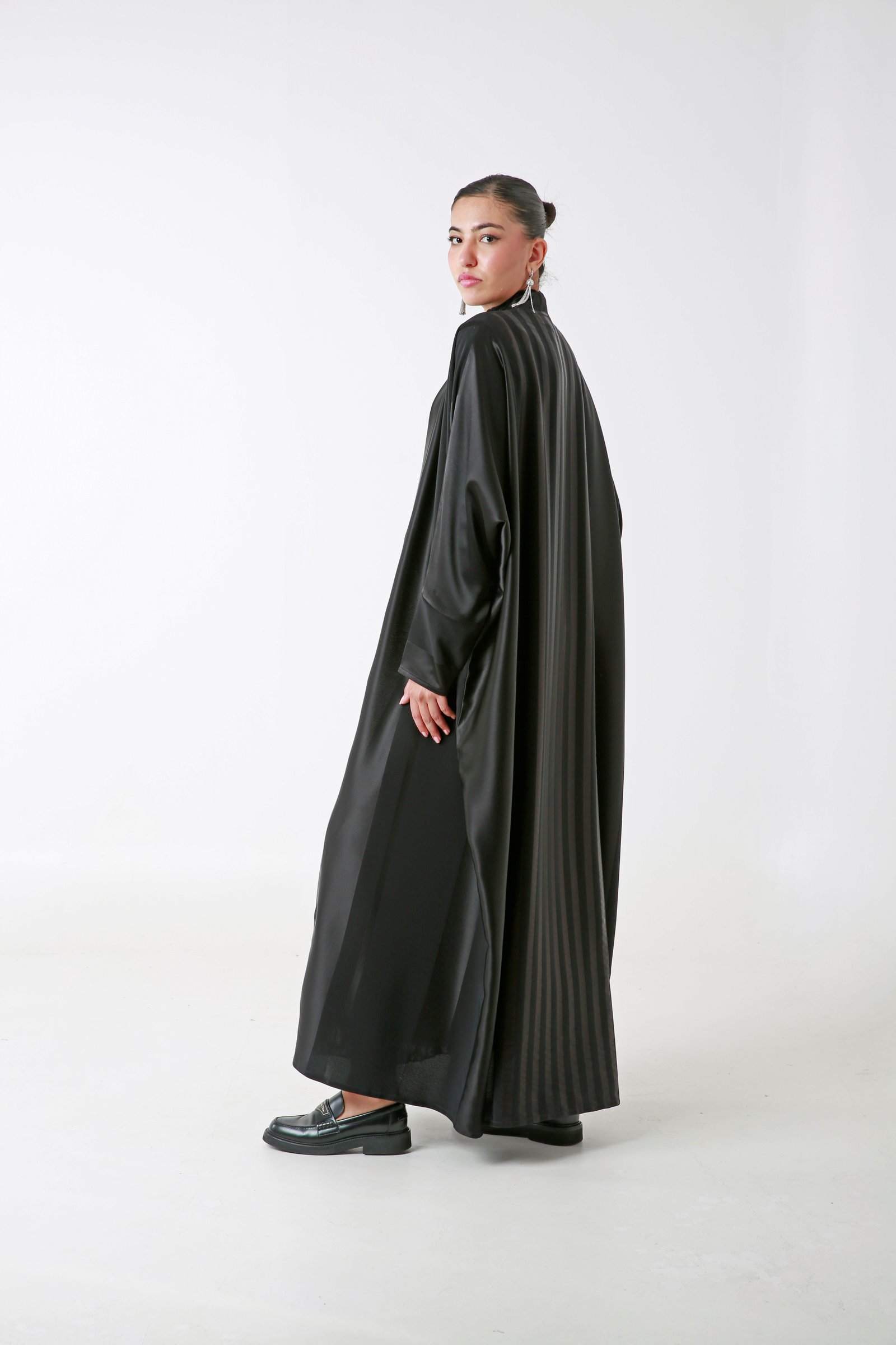 Black Striped Silk Abaya - صورة 1