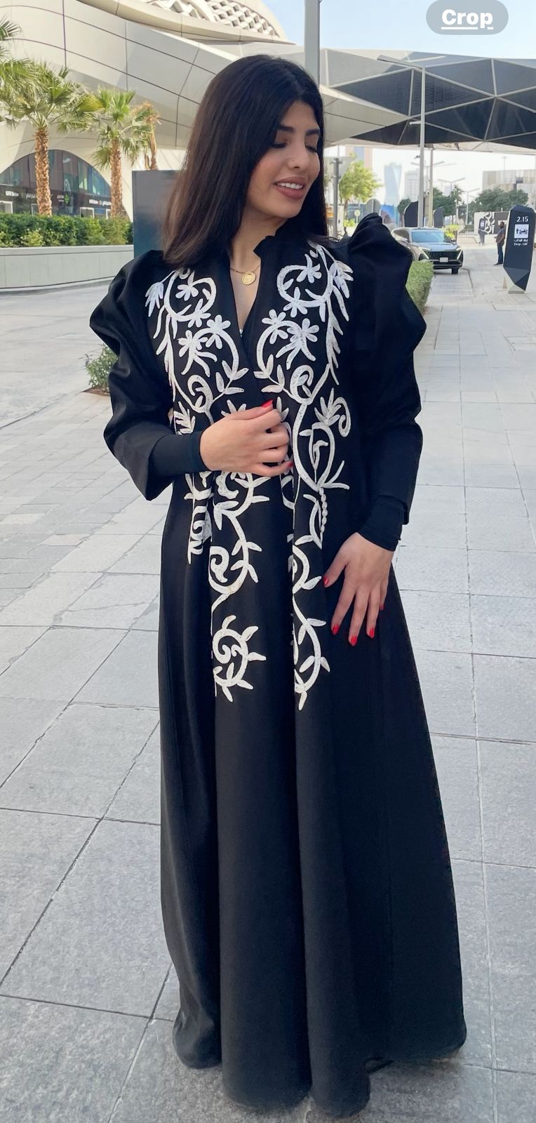 عبايه بأكمام منفوخه وتطريز من الامام - صورة 4