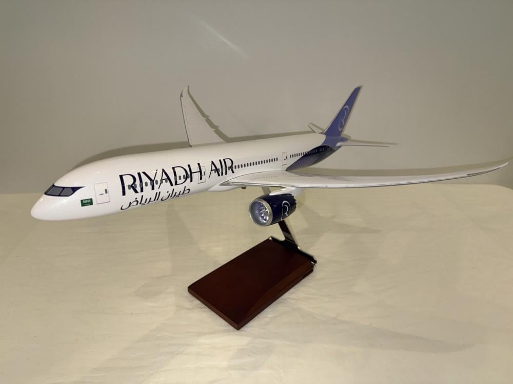 مجسم B787 طيران الرياض بالشعار الأبيض الجديد - صورة 1