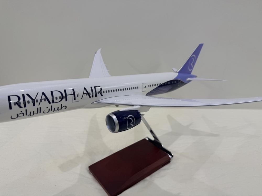 مجسم B787 طيران الرياض بالشعار الأبيض الجديد - صورة 2