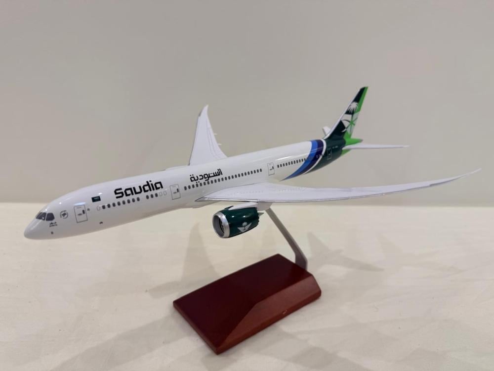 مجسم B787 الخطوط السعودية بشعار اليوم الوطني - صورة 1
