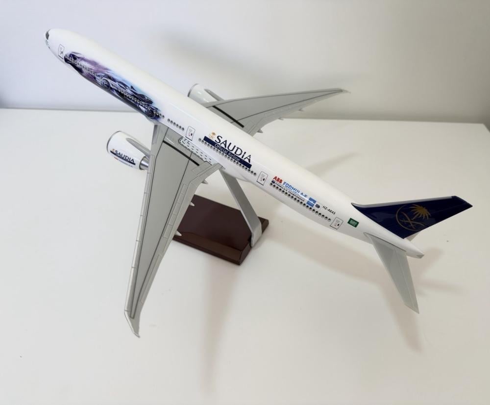 مجسم طائرة B777 بشعار الفورميلا - صورة 1