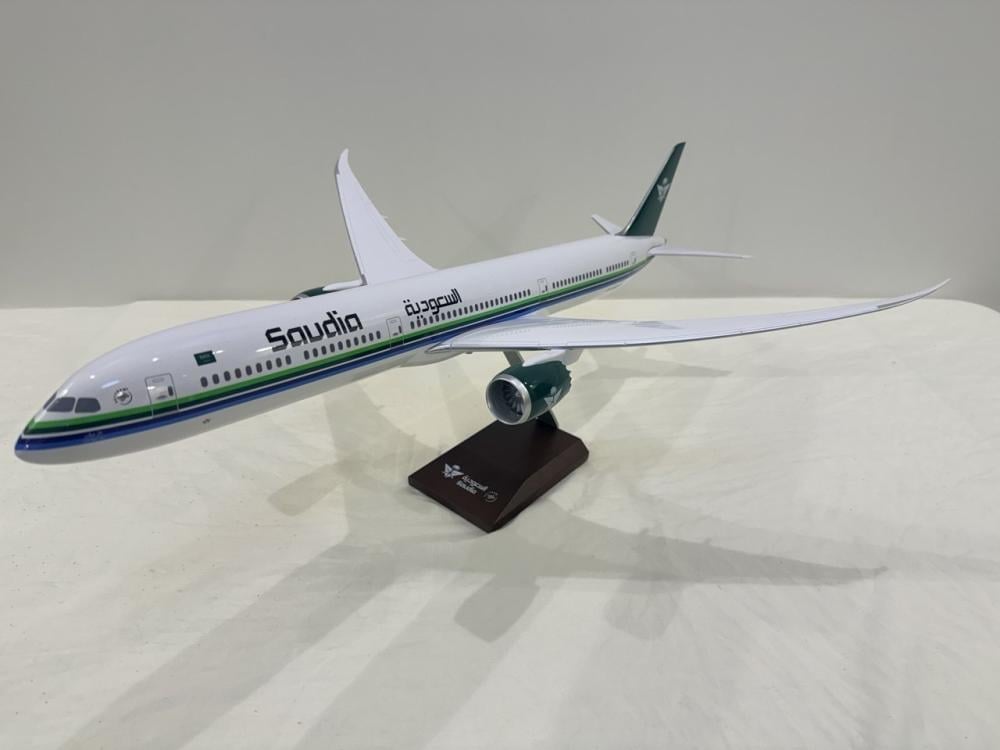 مجسم B787 الخطوط السعودية بالشعار الجديد - صورة 1