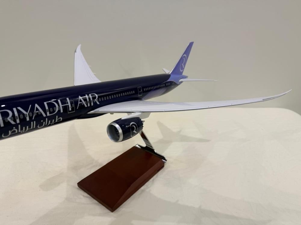 مجسم B787 طيران الرياض بالشعار البنفسجي - صورة 2