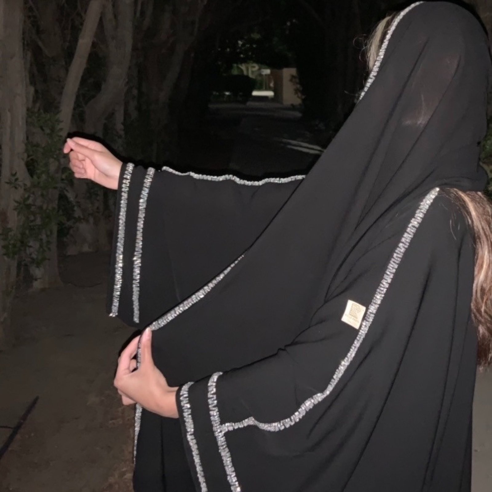 عباية ملكي اسود بتطريز يدوي فضي مع الطرحة - صورة 2