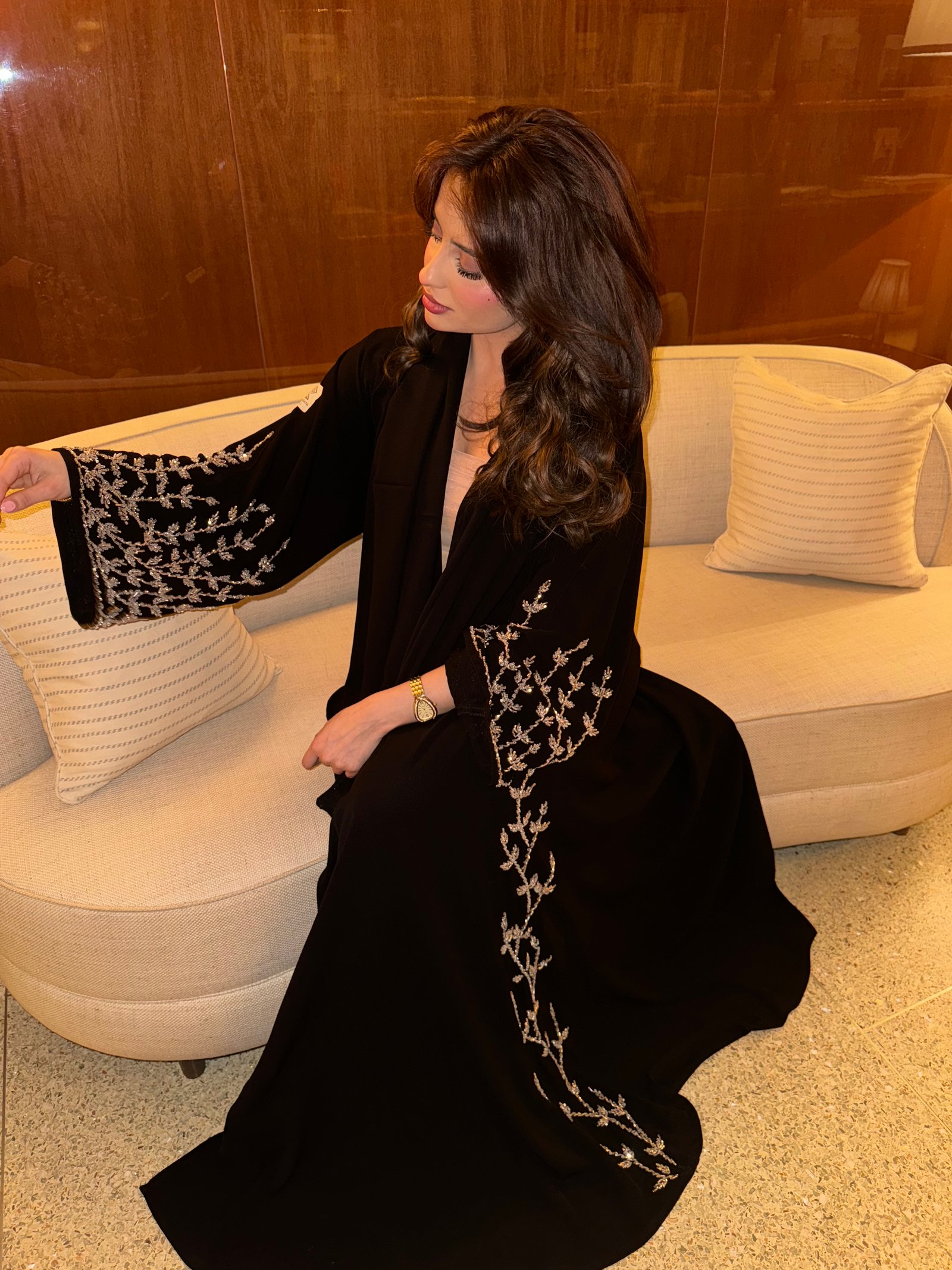 عباية ملكي كرستال بتطريز يدوي  - صورة 3