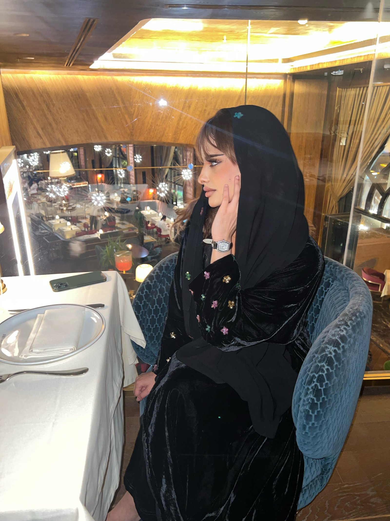 عباية مخمل بتطريز كرستال يدوي ورود شامل الطرحه - صورة 5