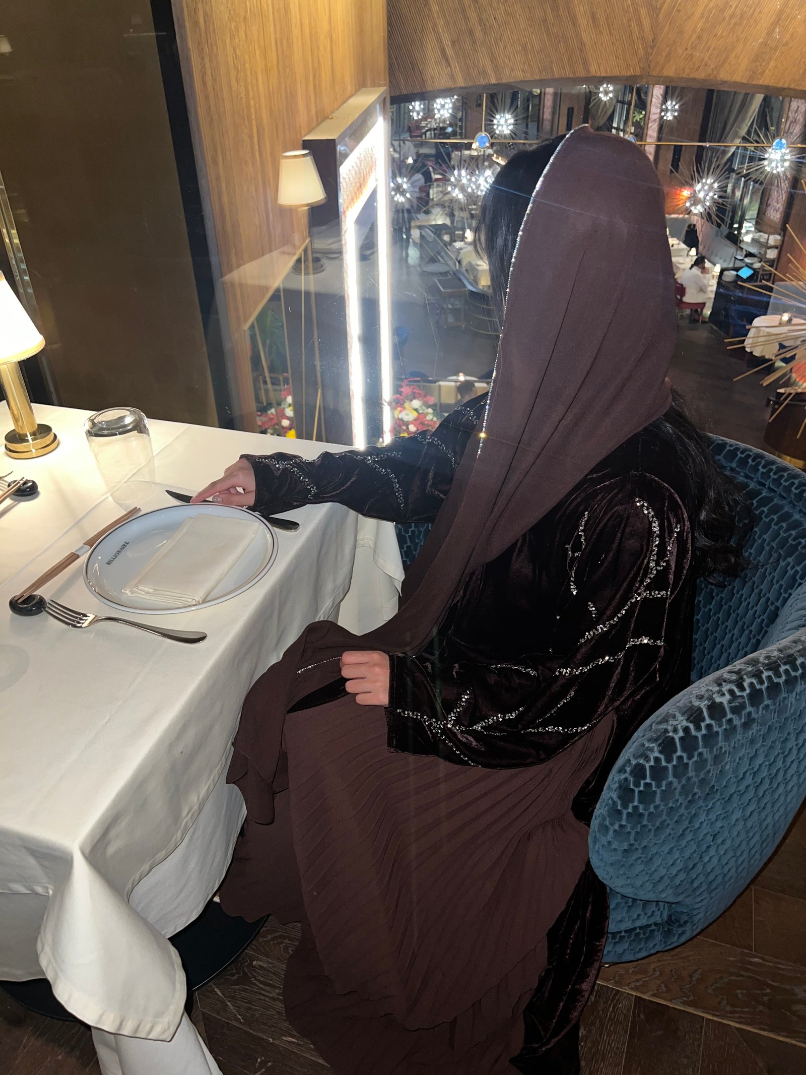   عباية مخمل بكسرات وكم شك  بني - صورة 5