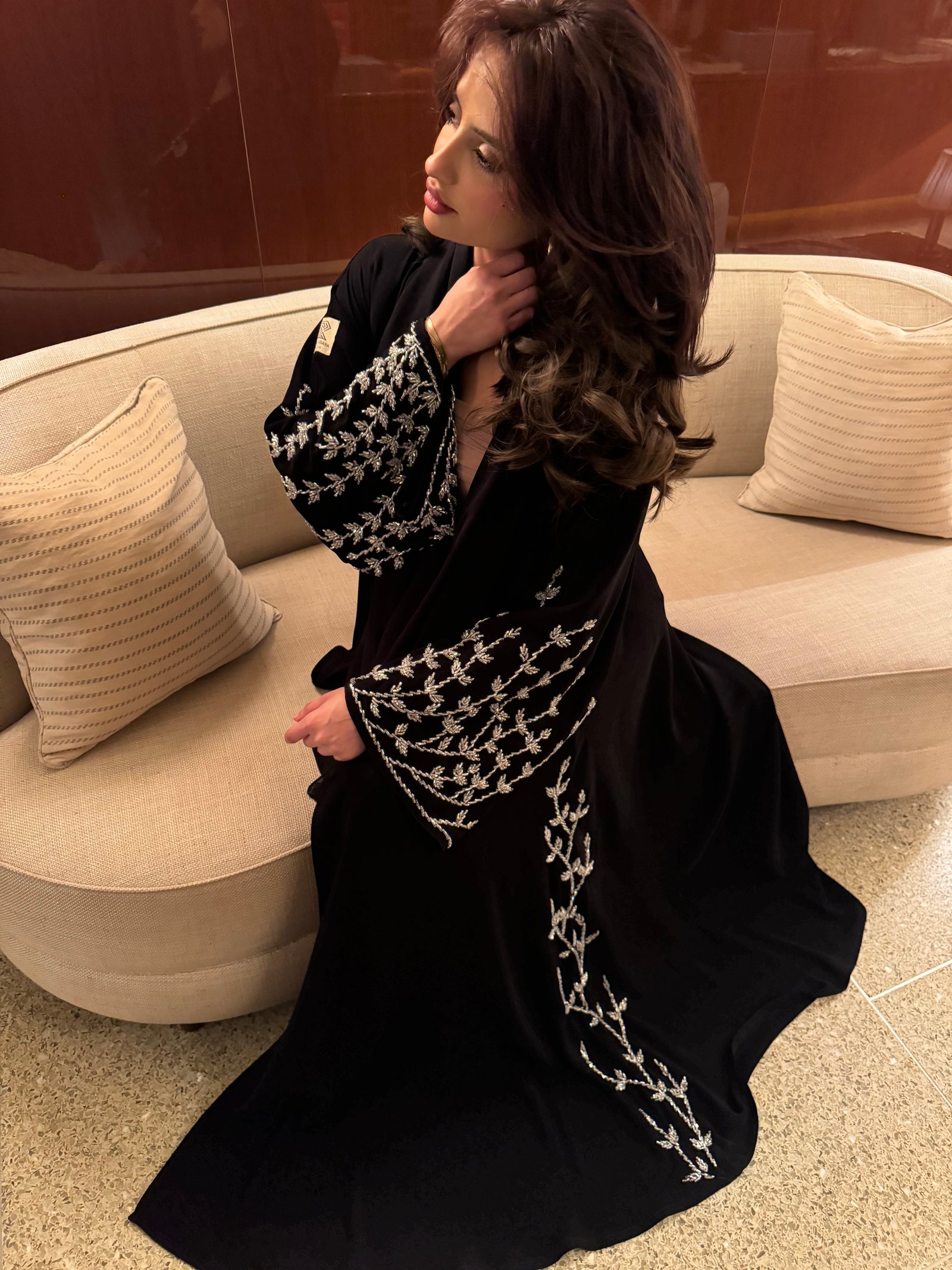 عباية ملكي كرستال بتطريز يدوي  - صورة 1