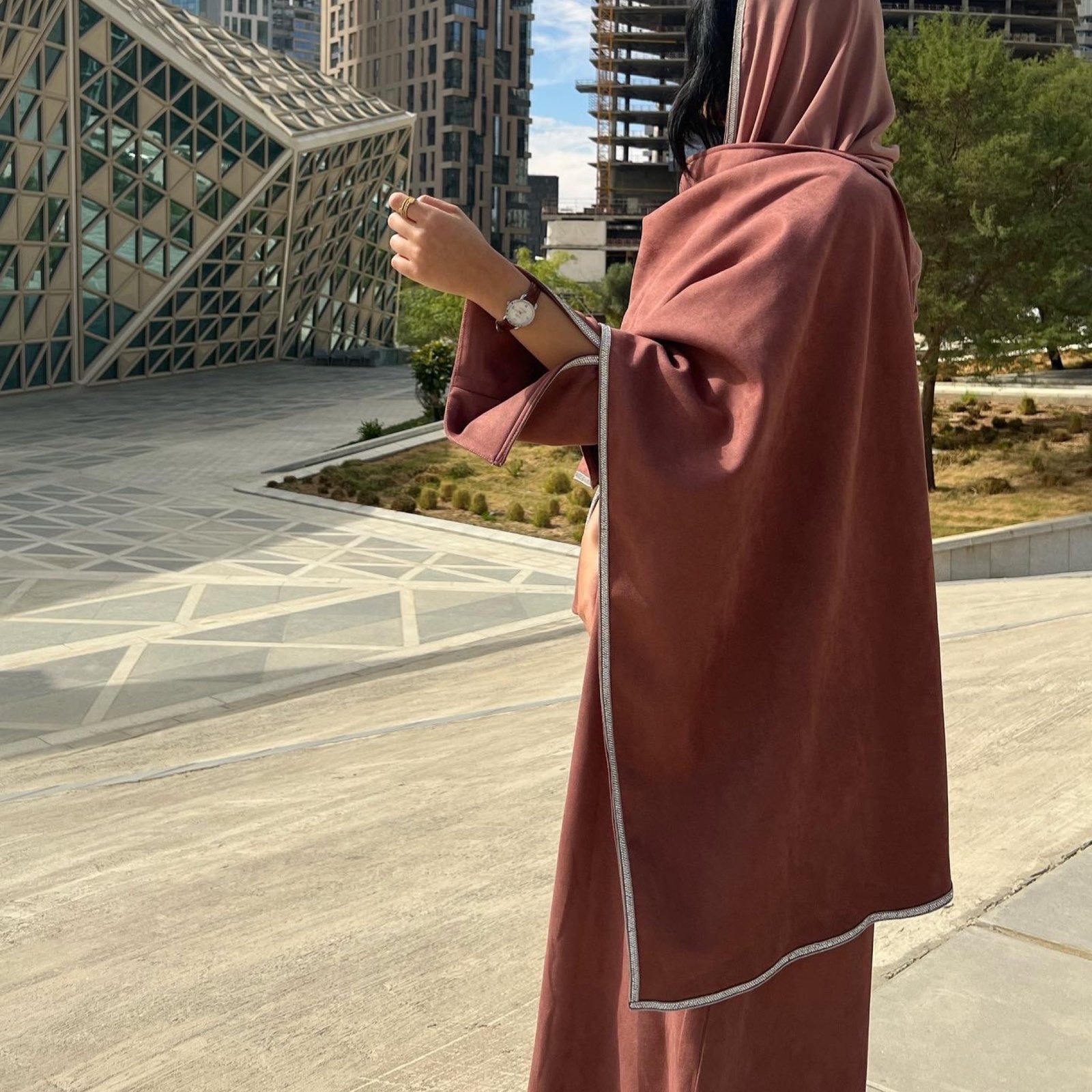 عبايه شامواه Dark pink بكلفة 3قطع شامل الطرحة - صورة 5