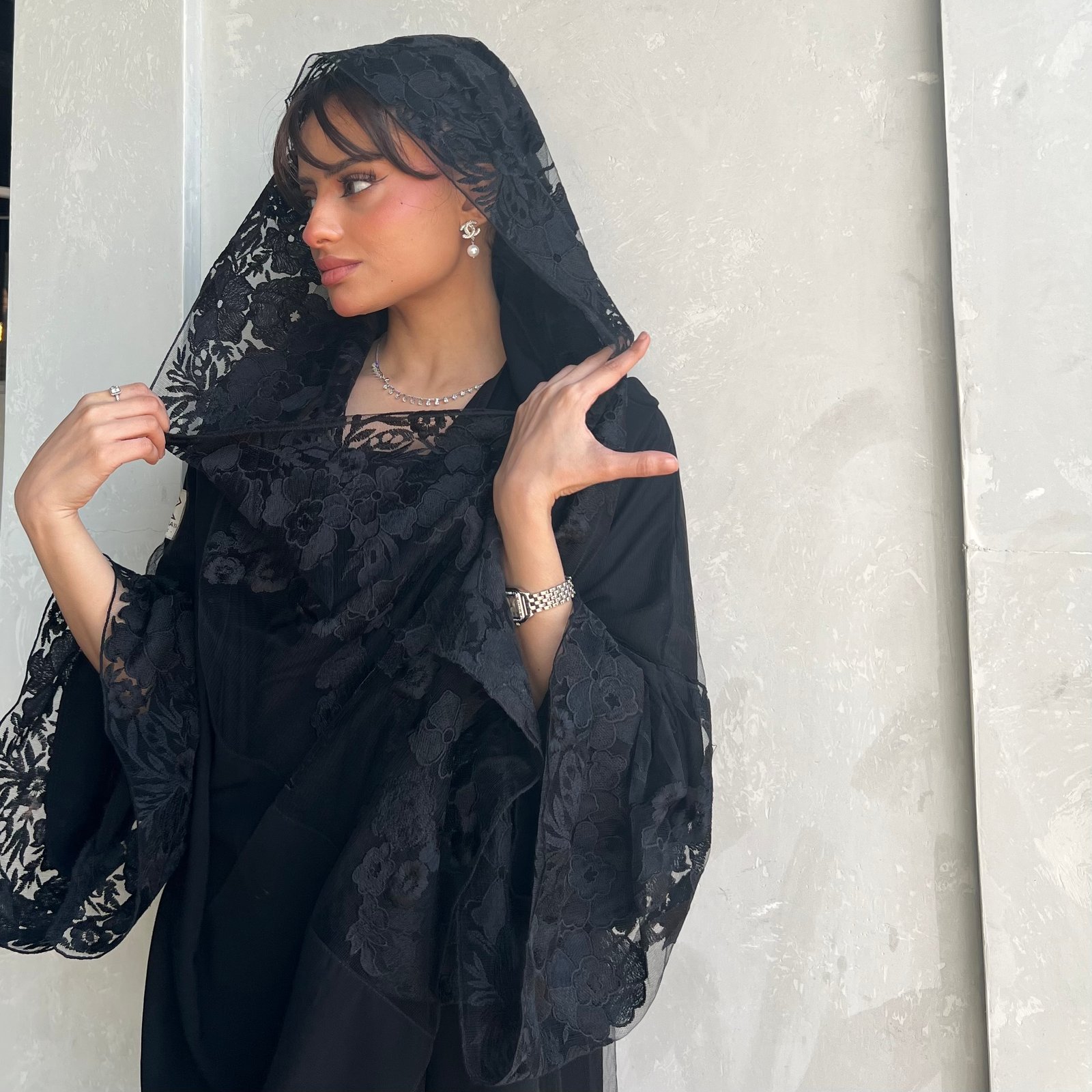 عباية كلوش شيفون بدانتيل اسود (تطريز يدوي فخم) - صورة 3