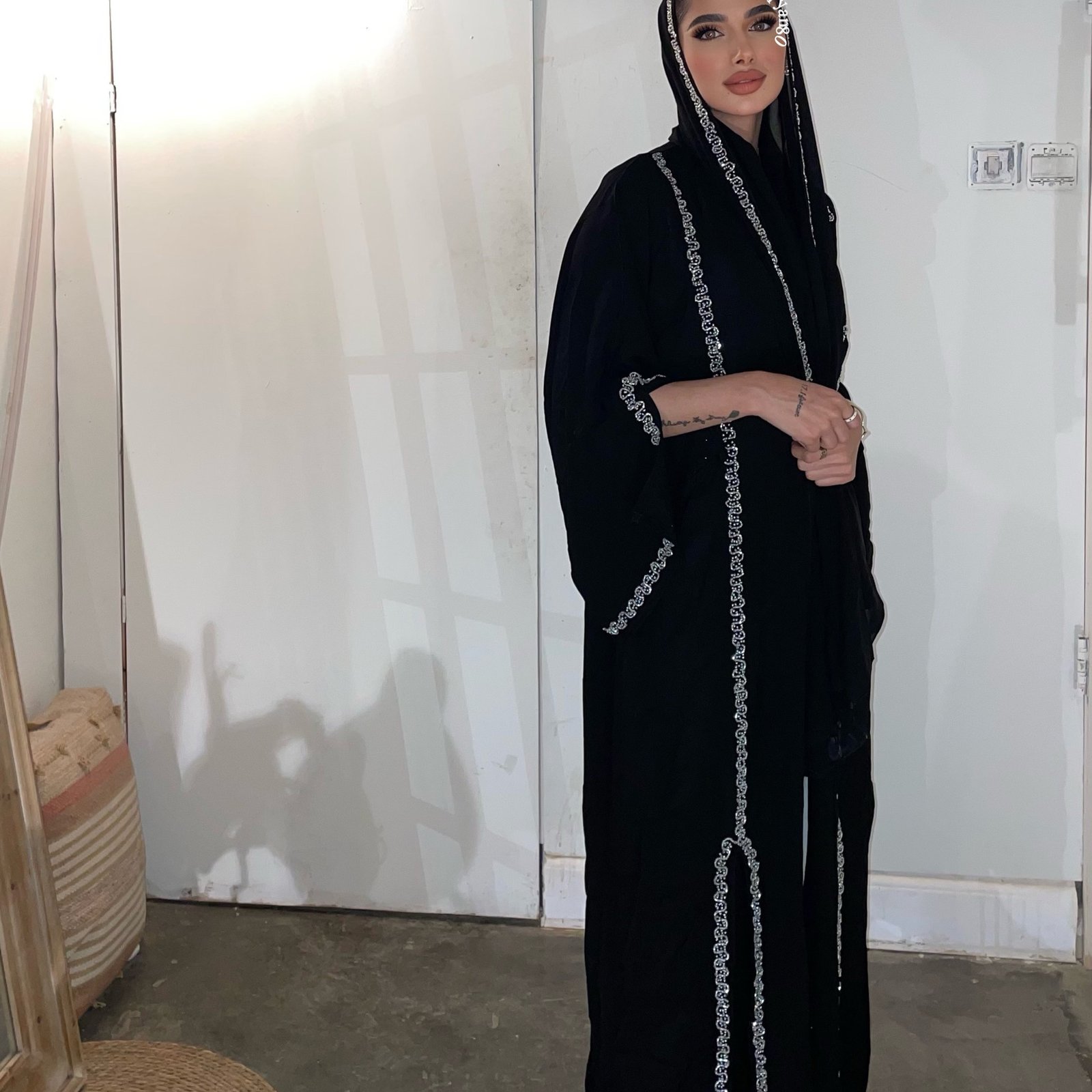 عباية اسود بكرستالات فضي  شامل الطرحه - صورة 2