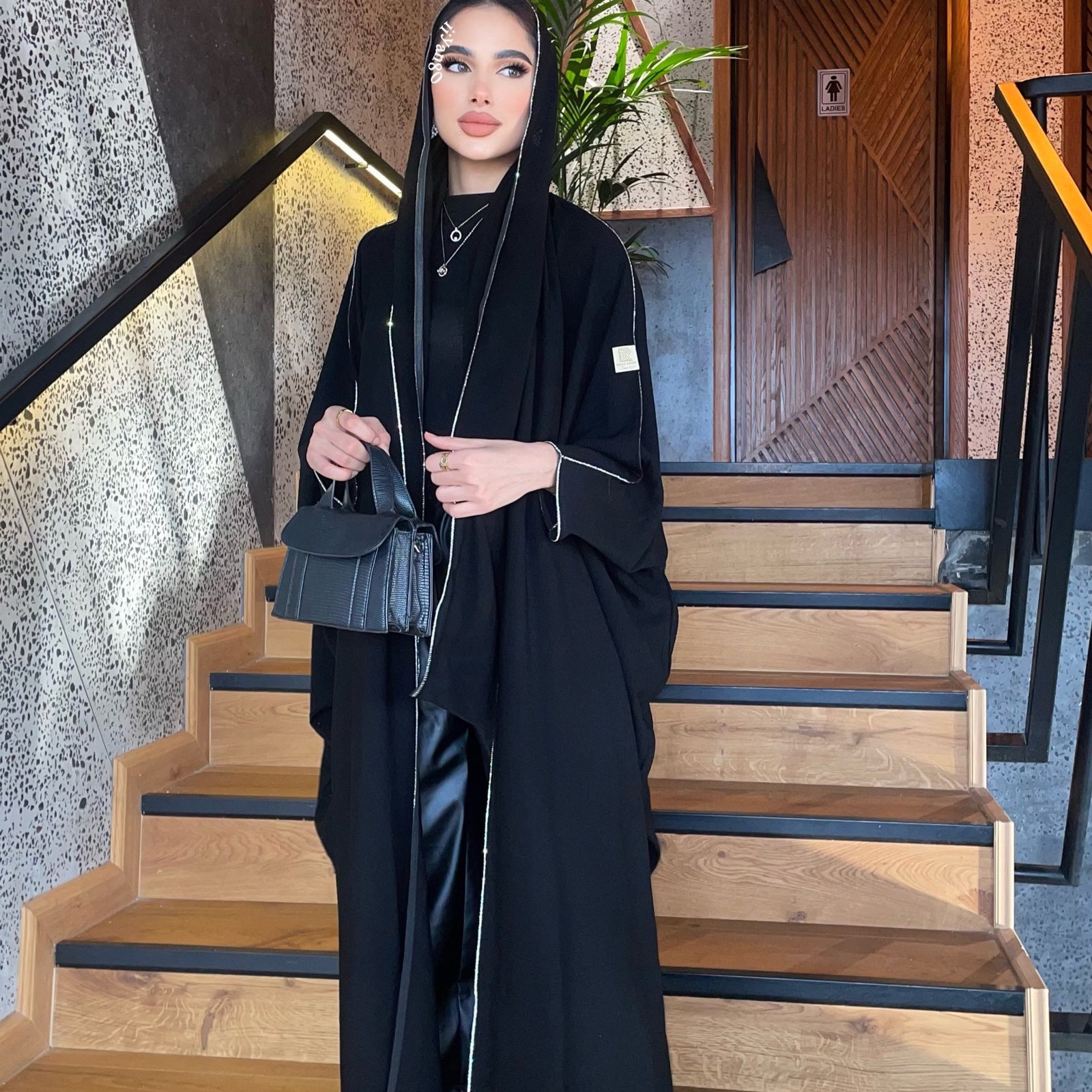 عباية اسود قصة فراشه بكرستال خفيف من جميع الاطراف  شامل الطرحه - صورة 4