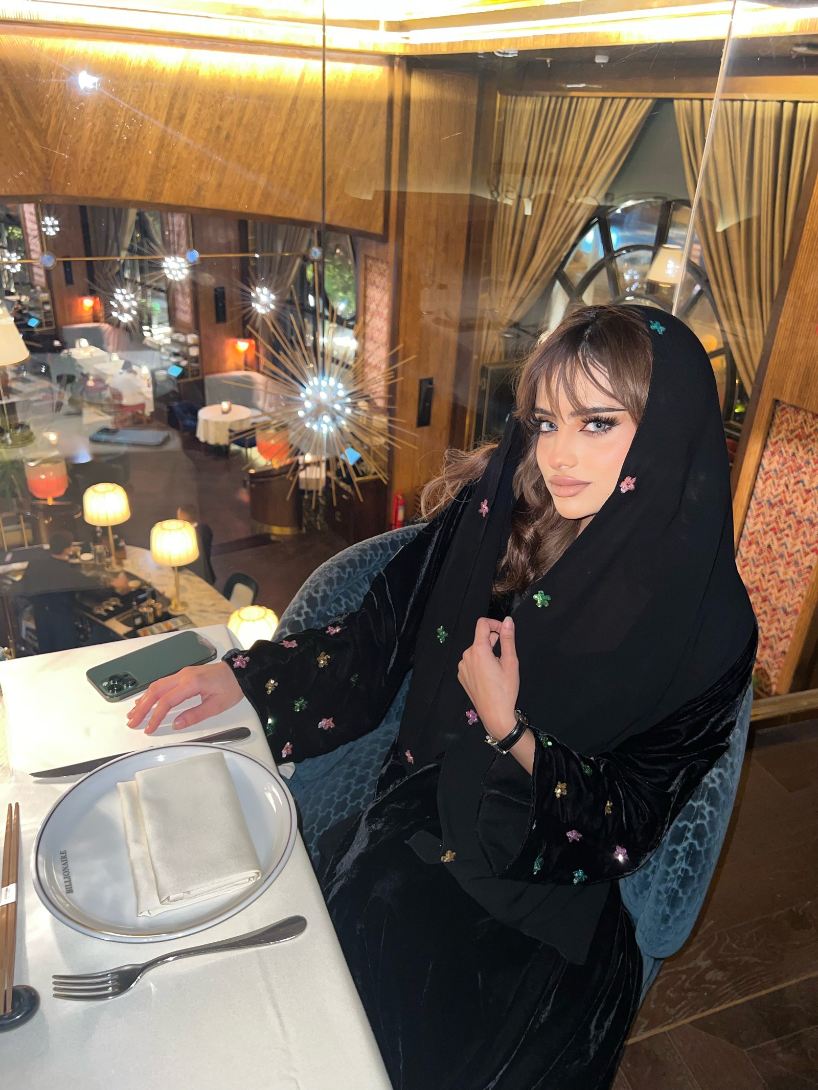 عباية مخمل بتطريز كرستال يدوي ورود شامل الطرحه - صورة 1