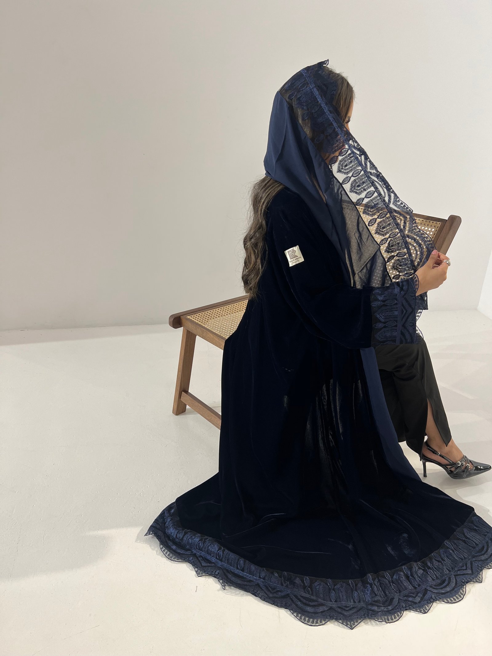 عباية مخمل بكلفه تطريز يدوي(متوفر خيار الأسود) - صورة 2