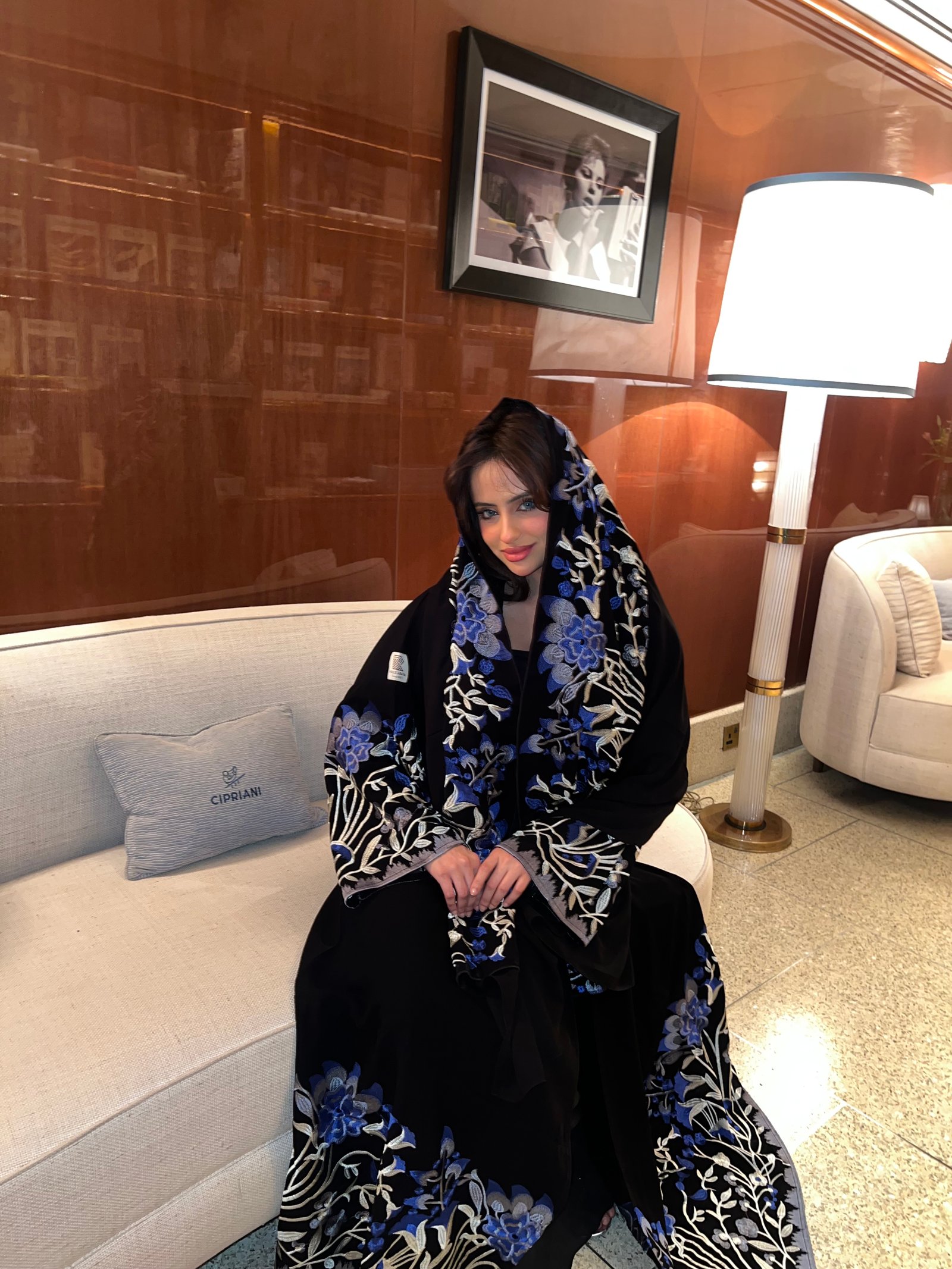 عباية ملكي بتطريز يدوي  ورود - صورة 1