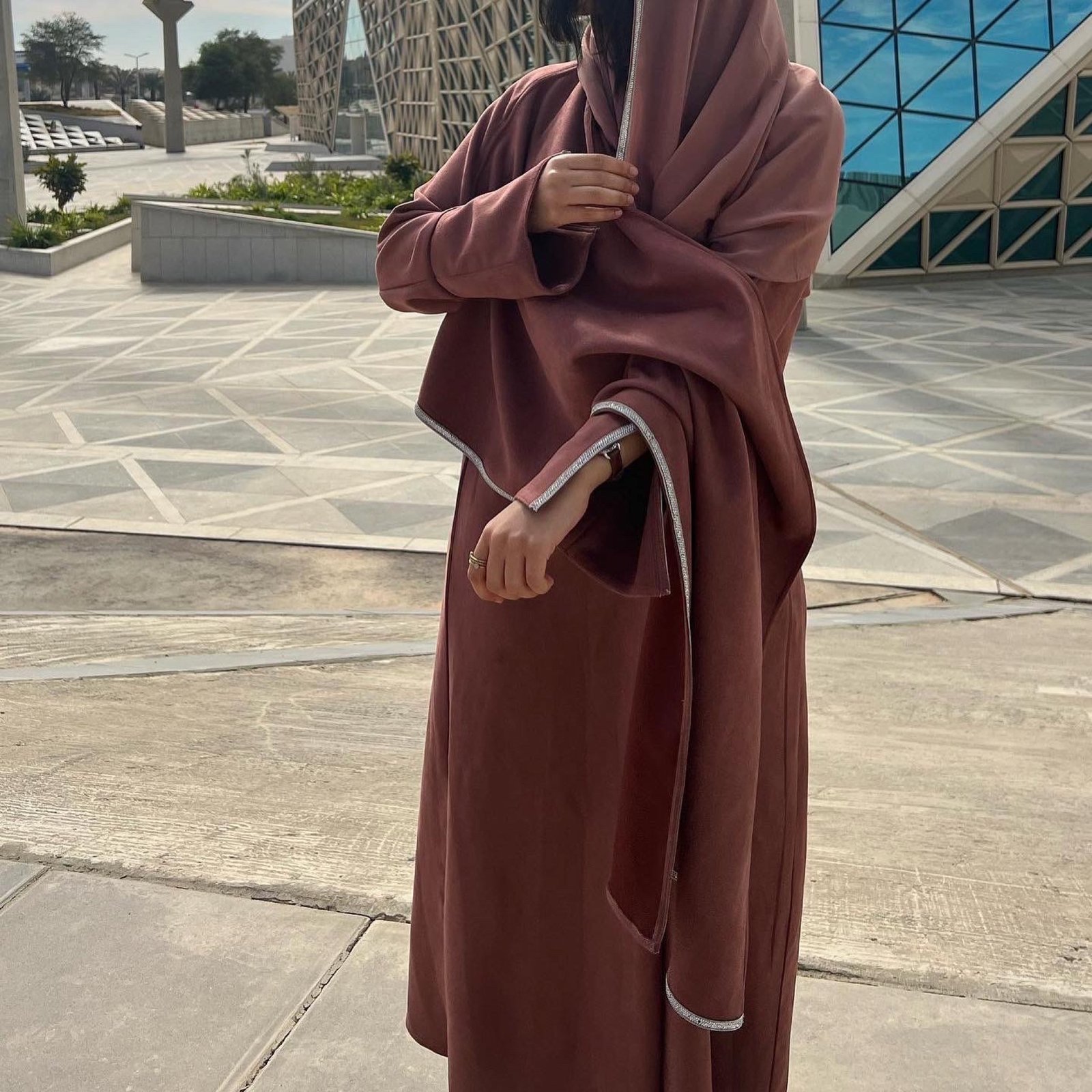 عبايه شامواه Dark pink بكلفة 3قطع شامل الطرحة - صورة 3