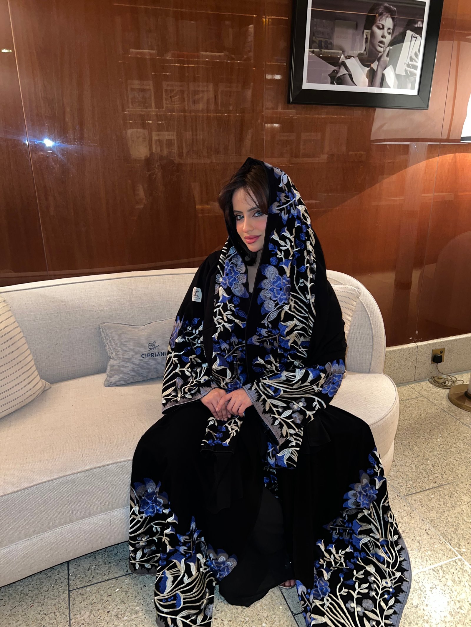 عباية ملكي بتطريز يدوي  ورود - صورة 5