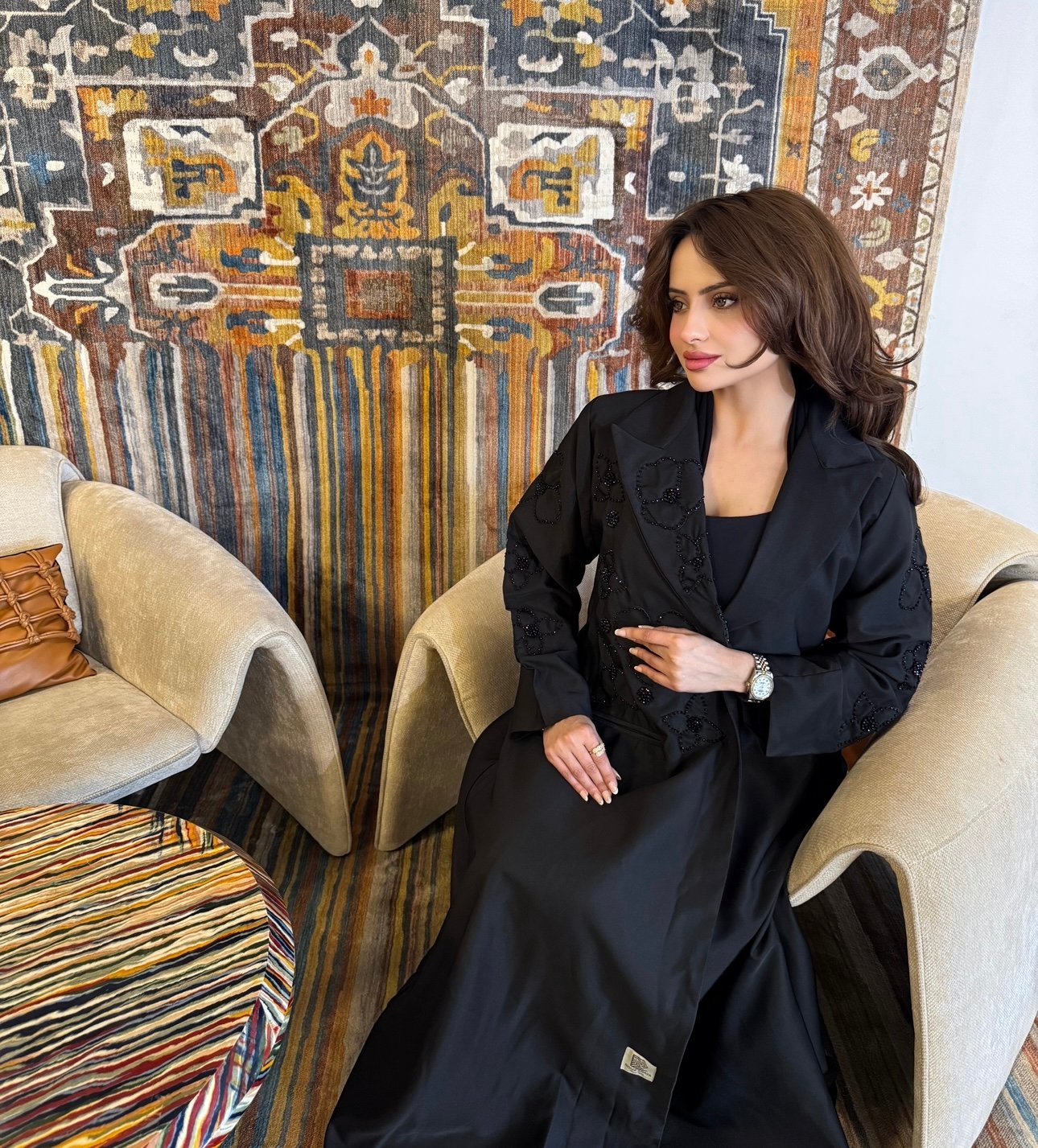 عباية بليزر أسود بشك يدوي مع الطرحة - صورة 3