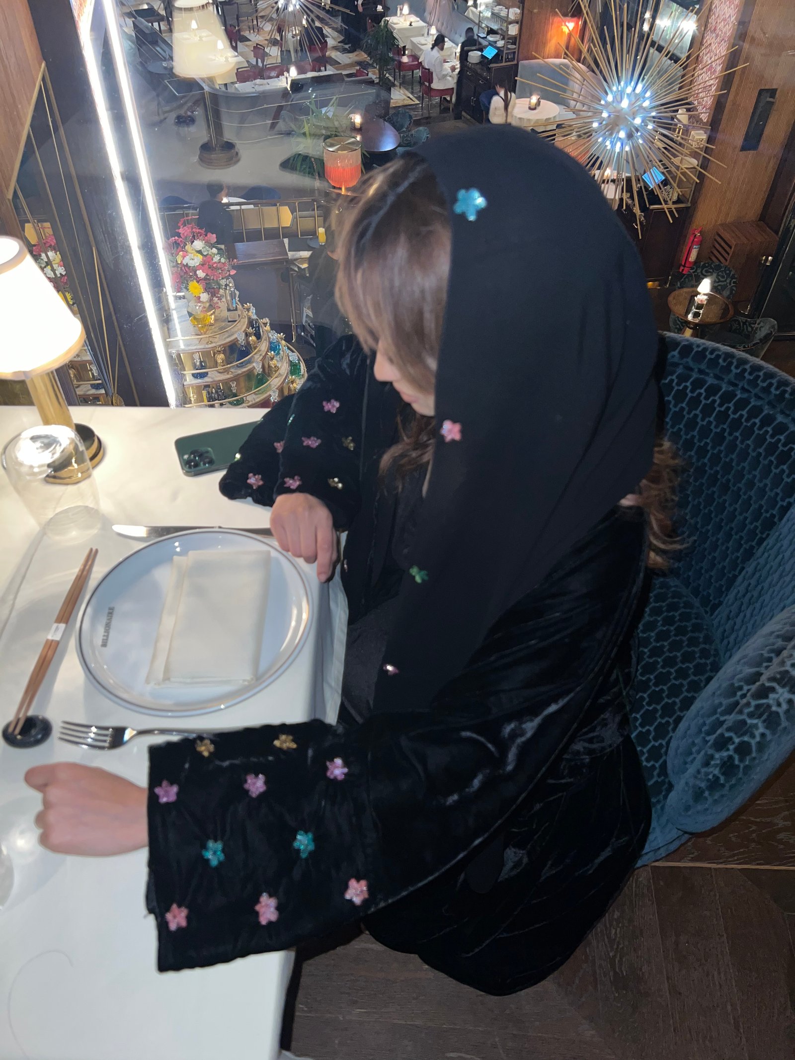 عباية مخمل بتطريز كرستال يدوي ورود شامل الطرحه - صورة 6