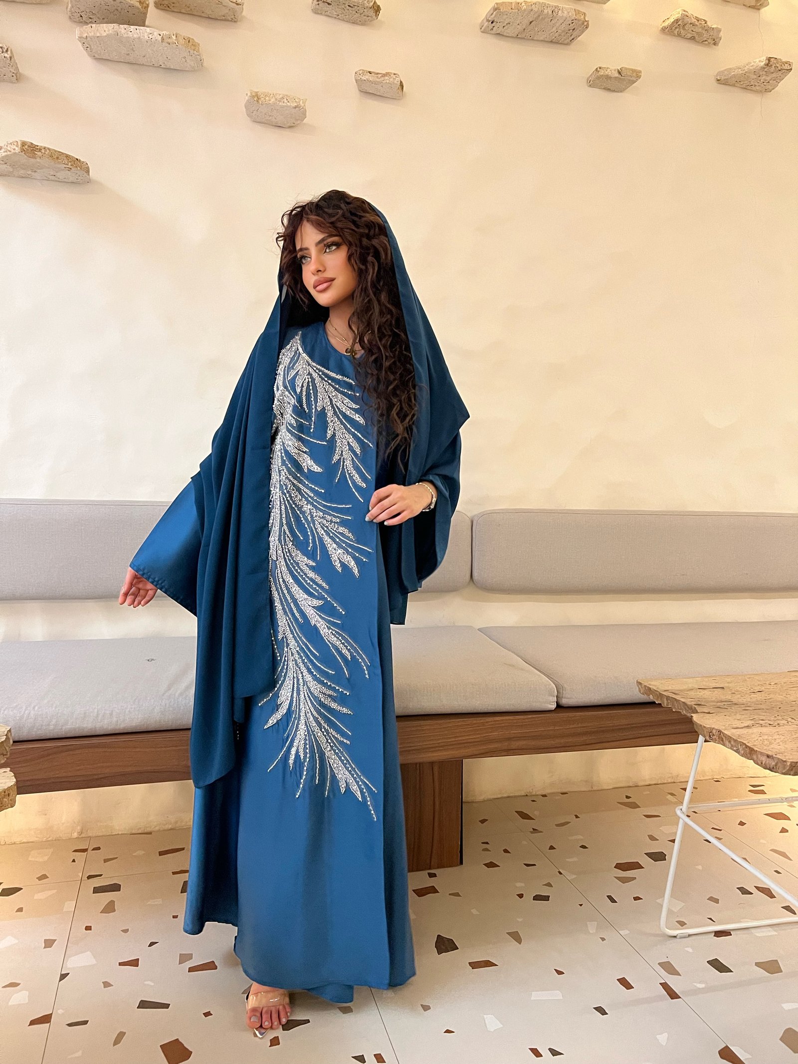 عباية حرير(ازرق غامق)بشغل وشك يدوي كرستال كامل - صورة 4