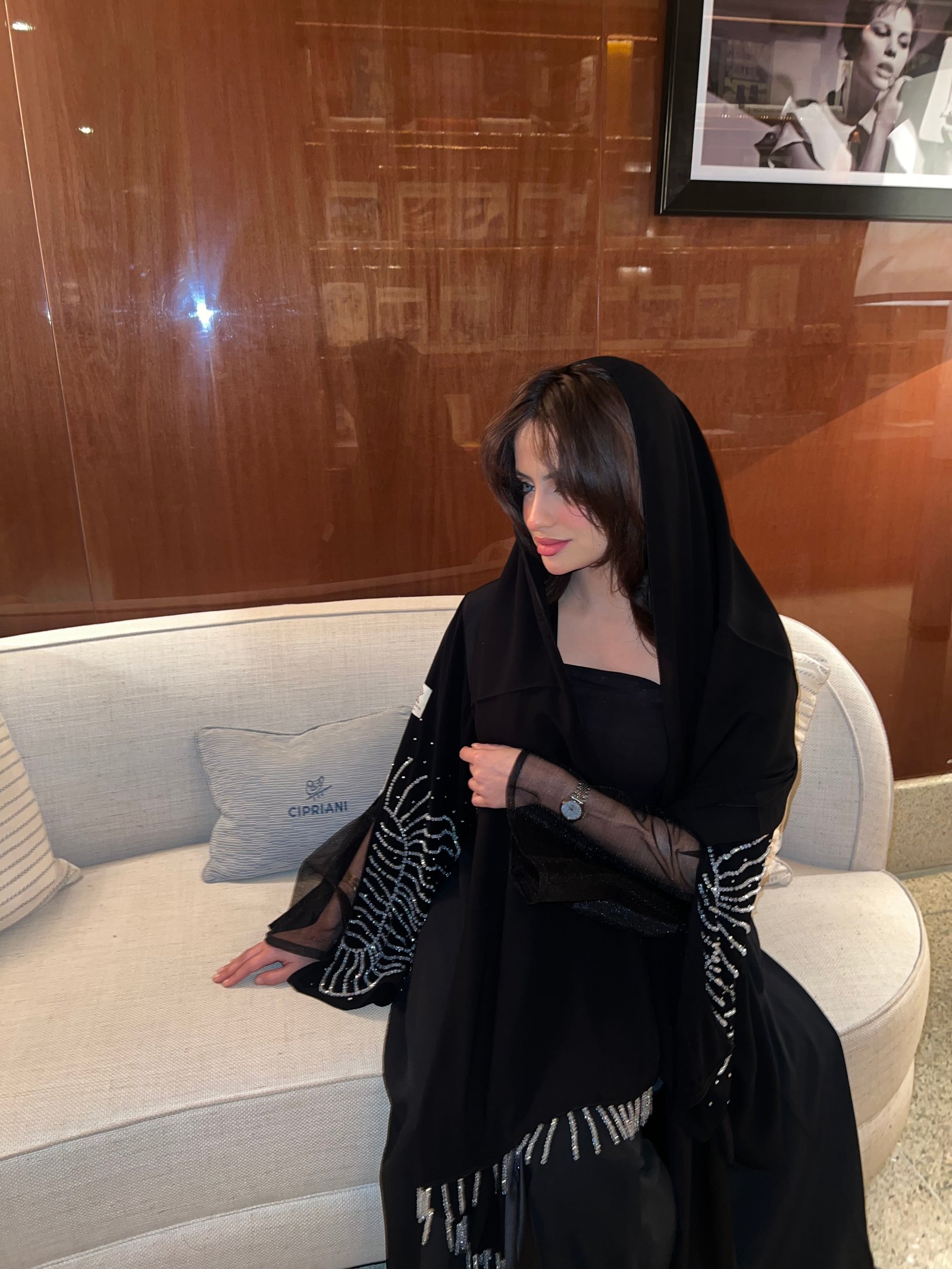 عباية ملكي بتطريز كرستال واكمام شيفون - صورة 2