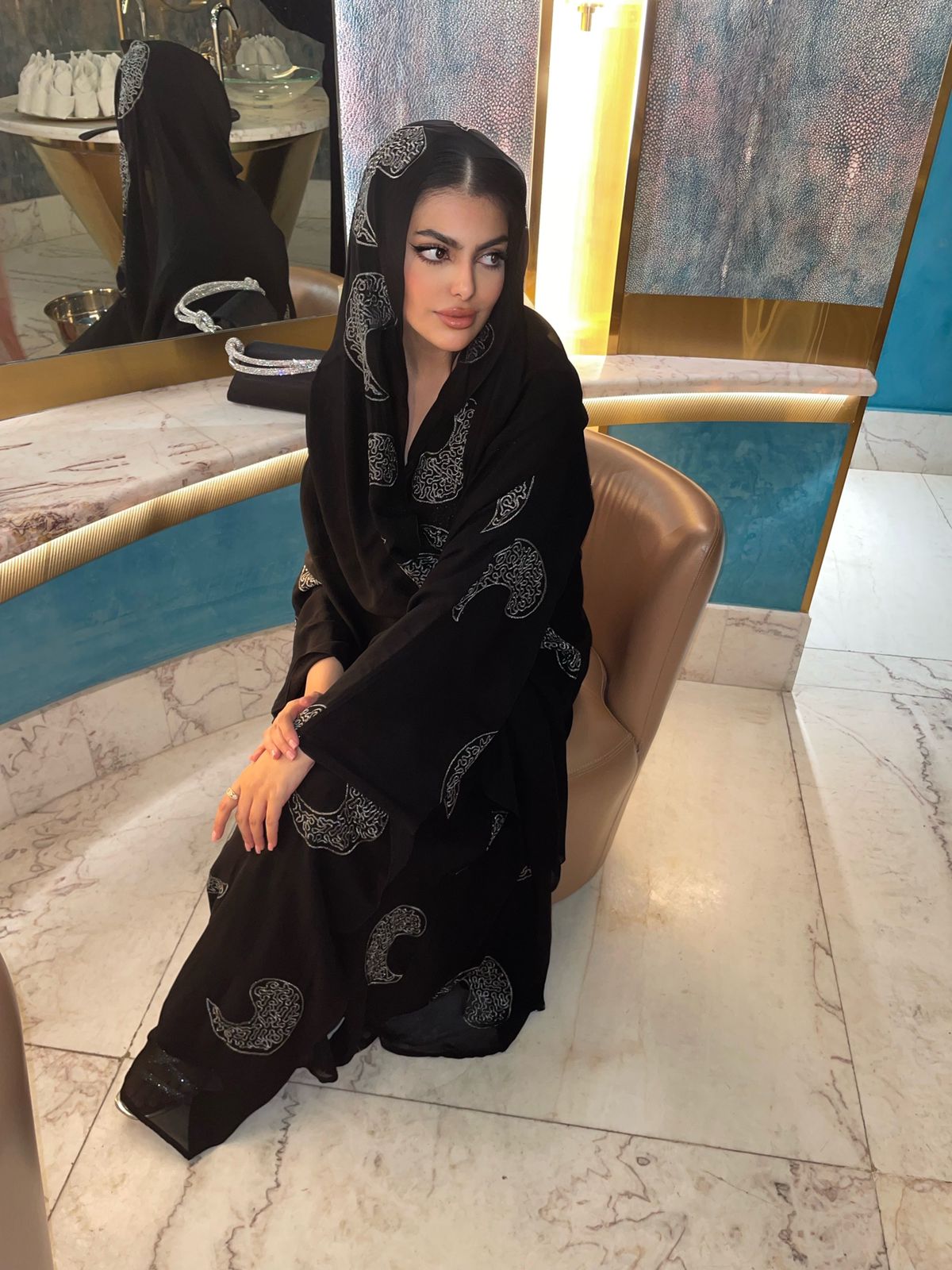عباية كلوش شيفون بتطريز كامل  - صورة 4
