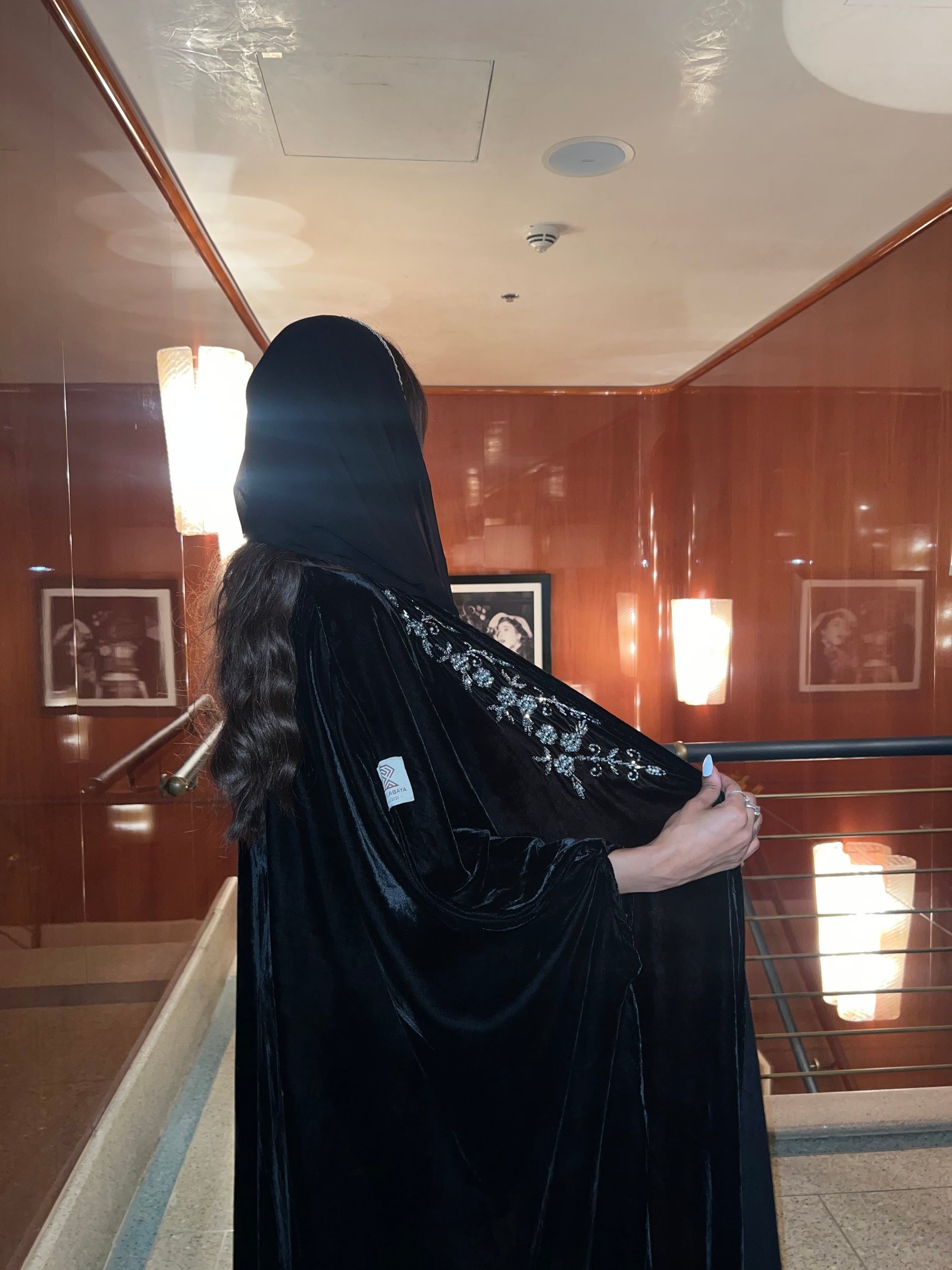 عباية بشت قطري مخمل بتطريز كرستال - صورة 5