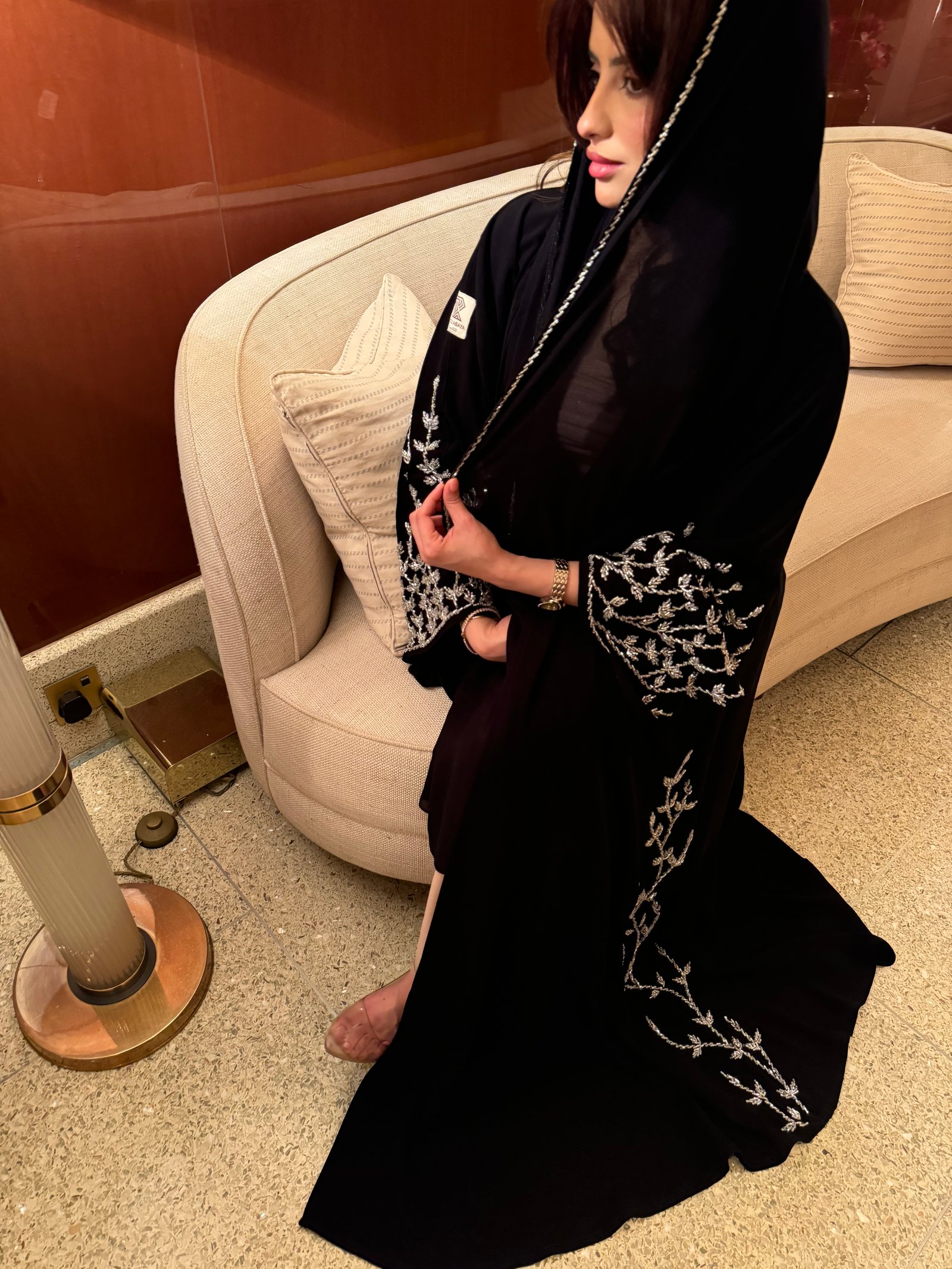 عباية ملكي كرستال بتطريز يدوي  - صورة 4