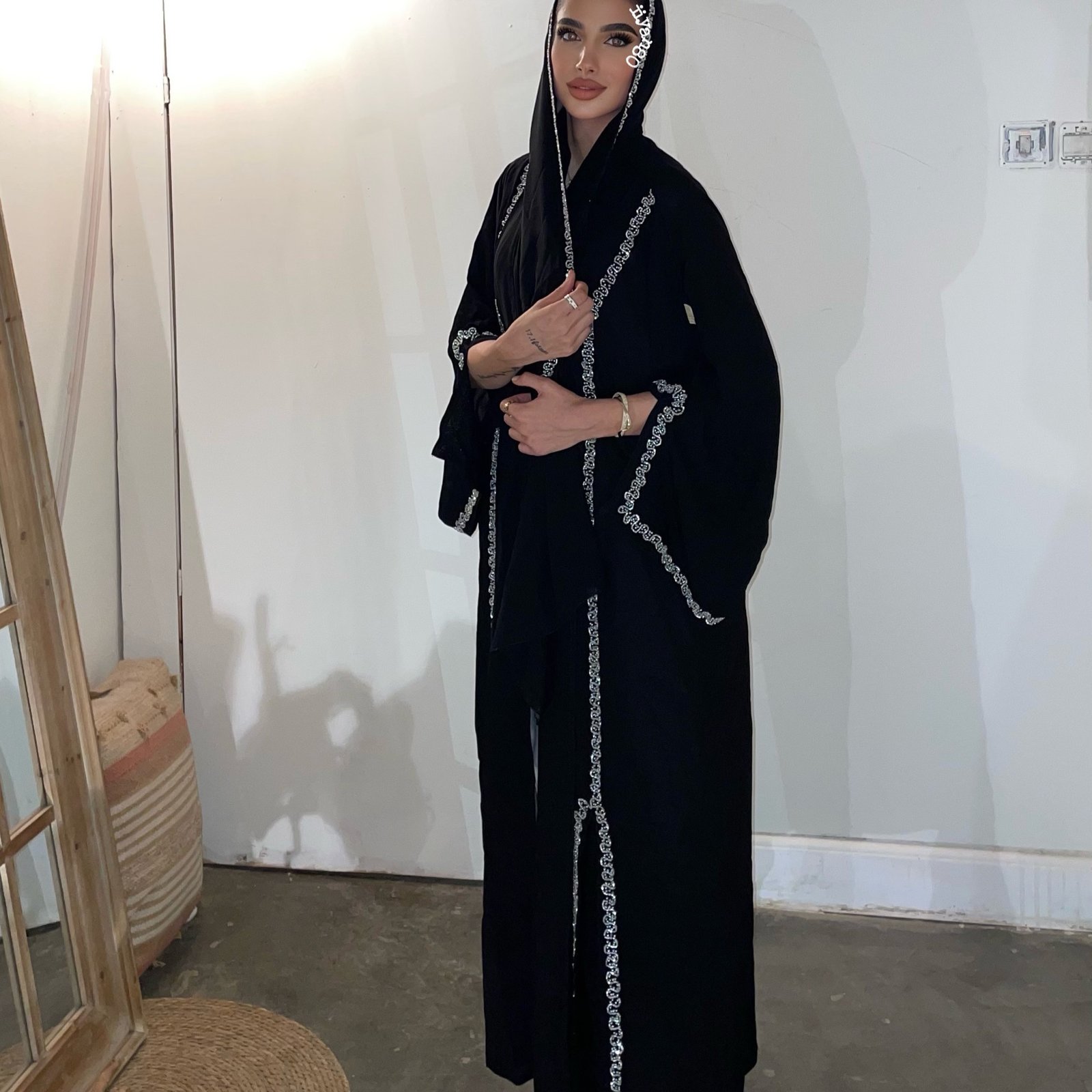 عباية اسود بكرستالات فضي  شامل الطرحه - صورة 1