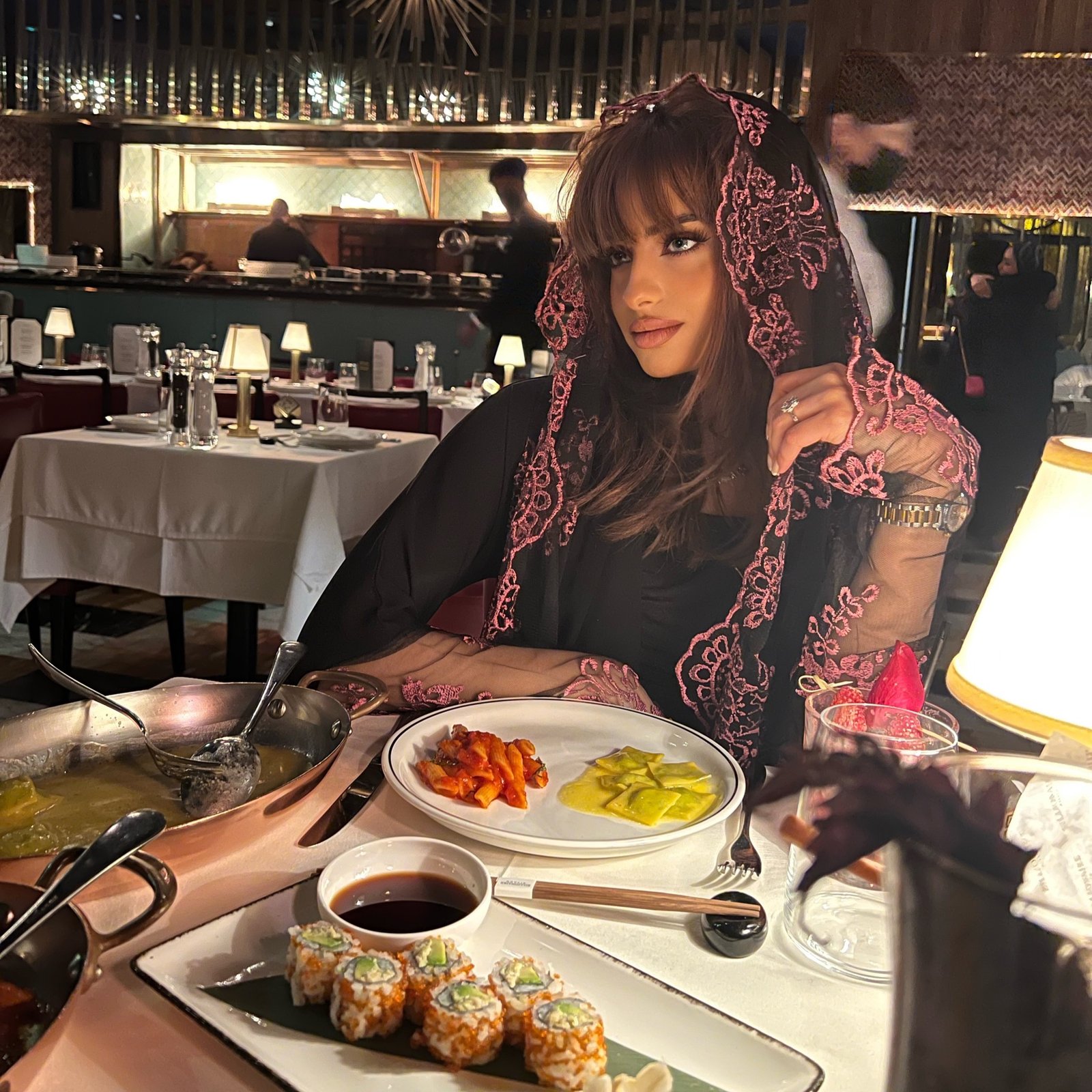 عباية كلوش دانتيل وردي 