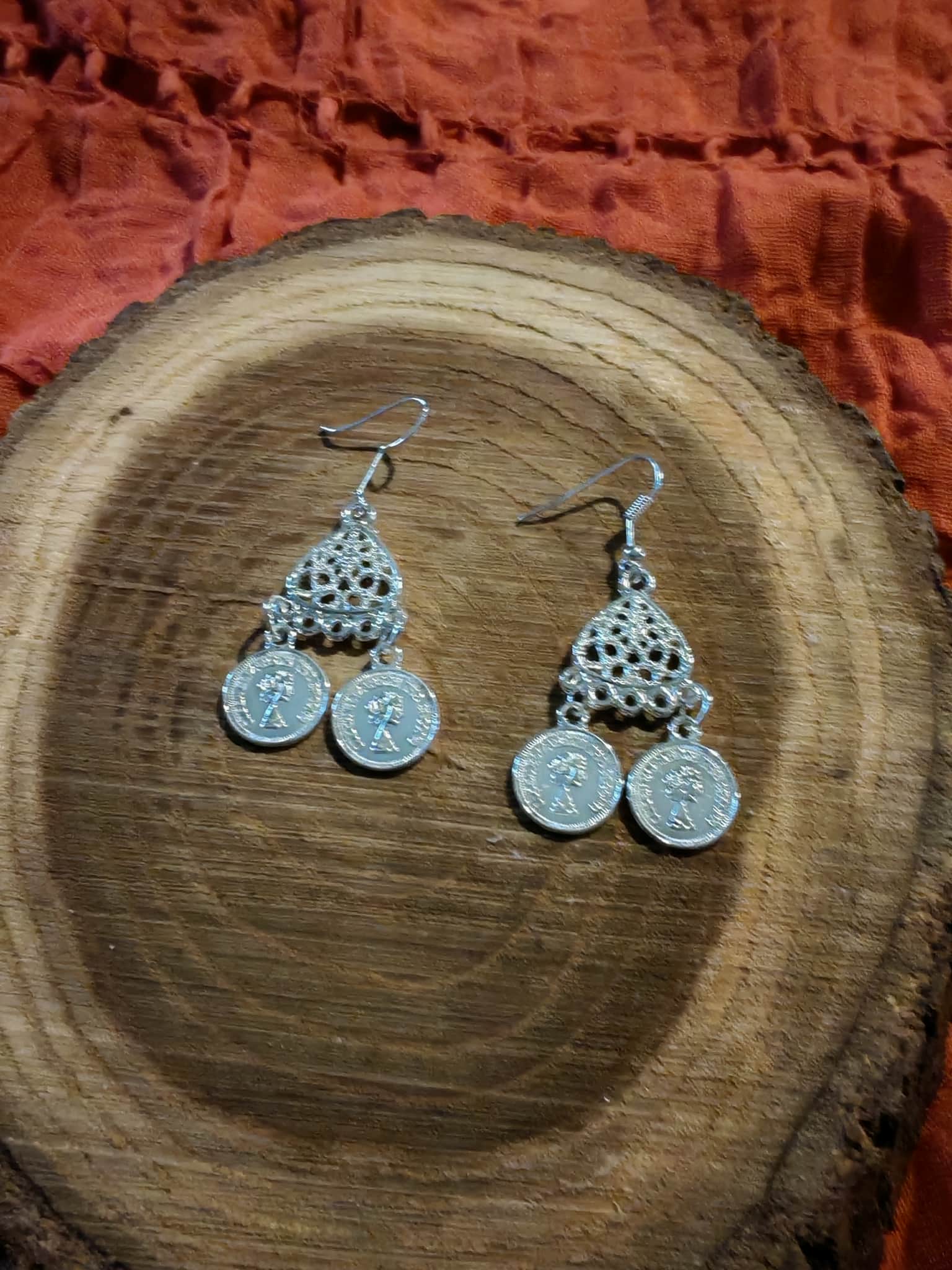 Silver color earrings with 2 coins - Image 4