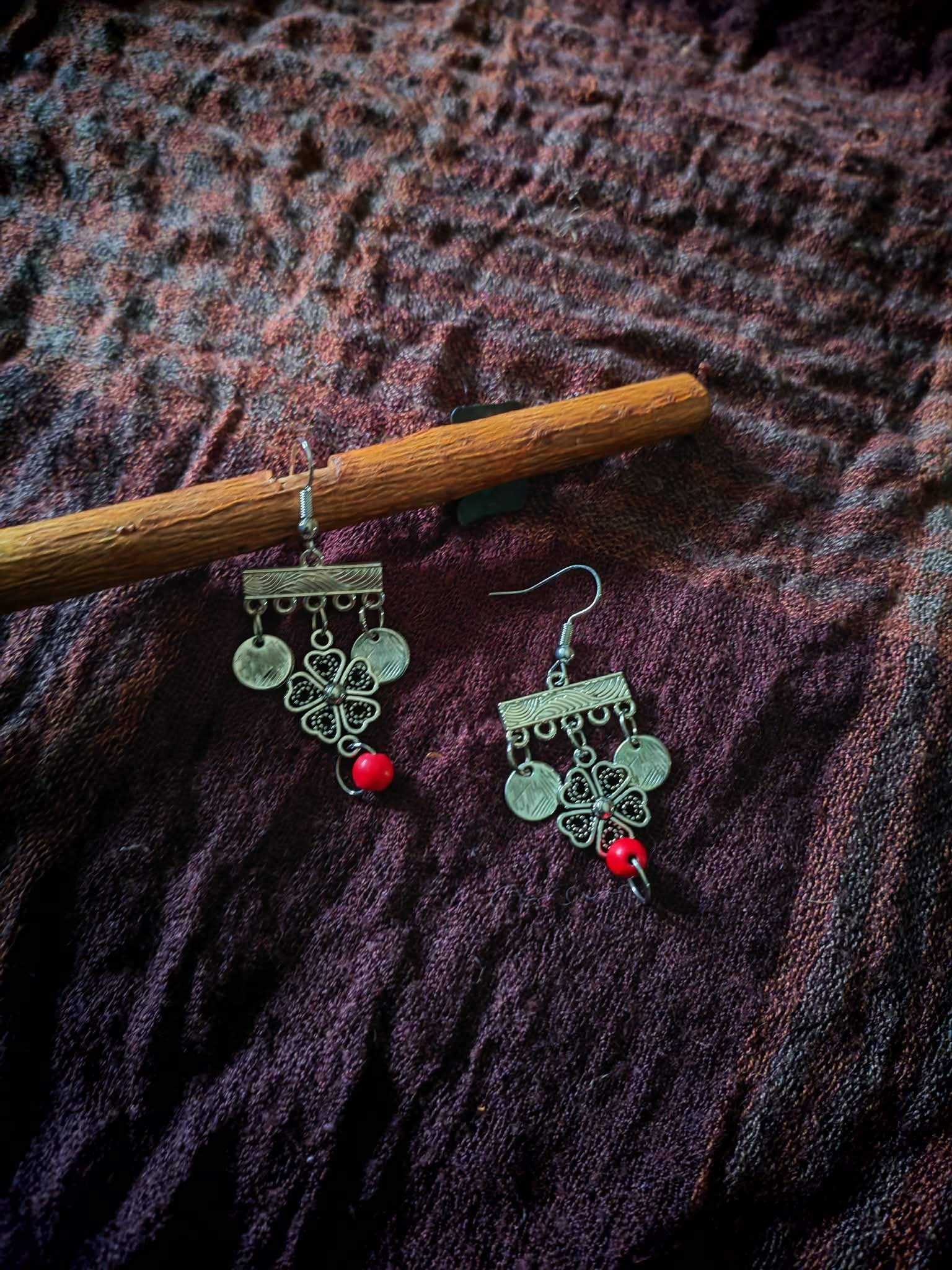 Silver colored flower earrings - Image 2