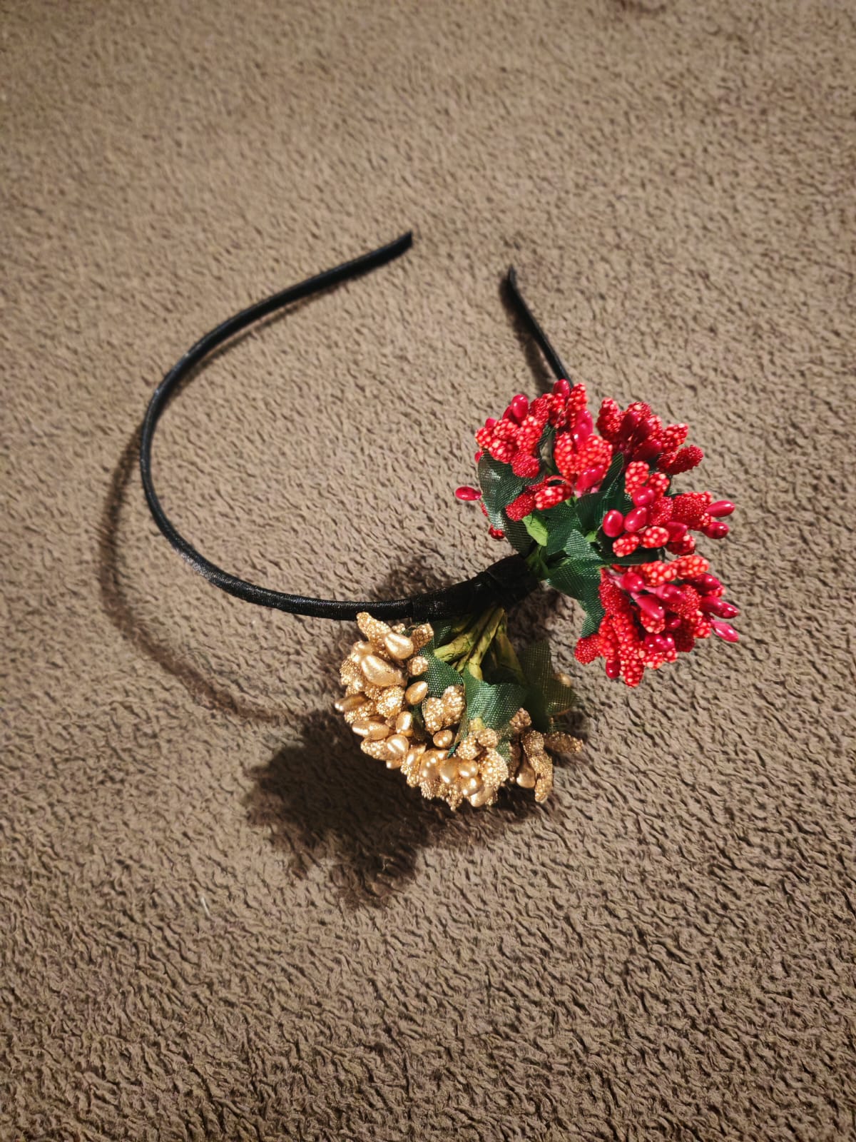 Golden Berry Festive Headband توكه ثمار الكريسماس الذهبية - Image 1