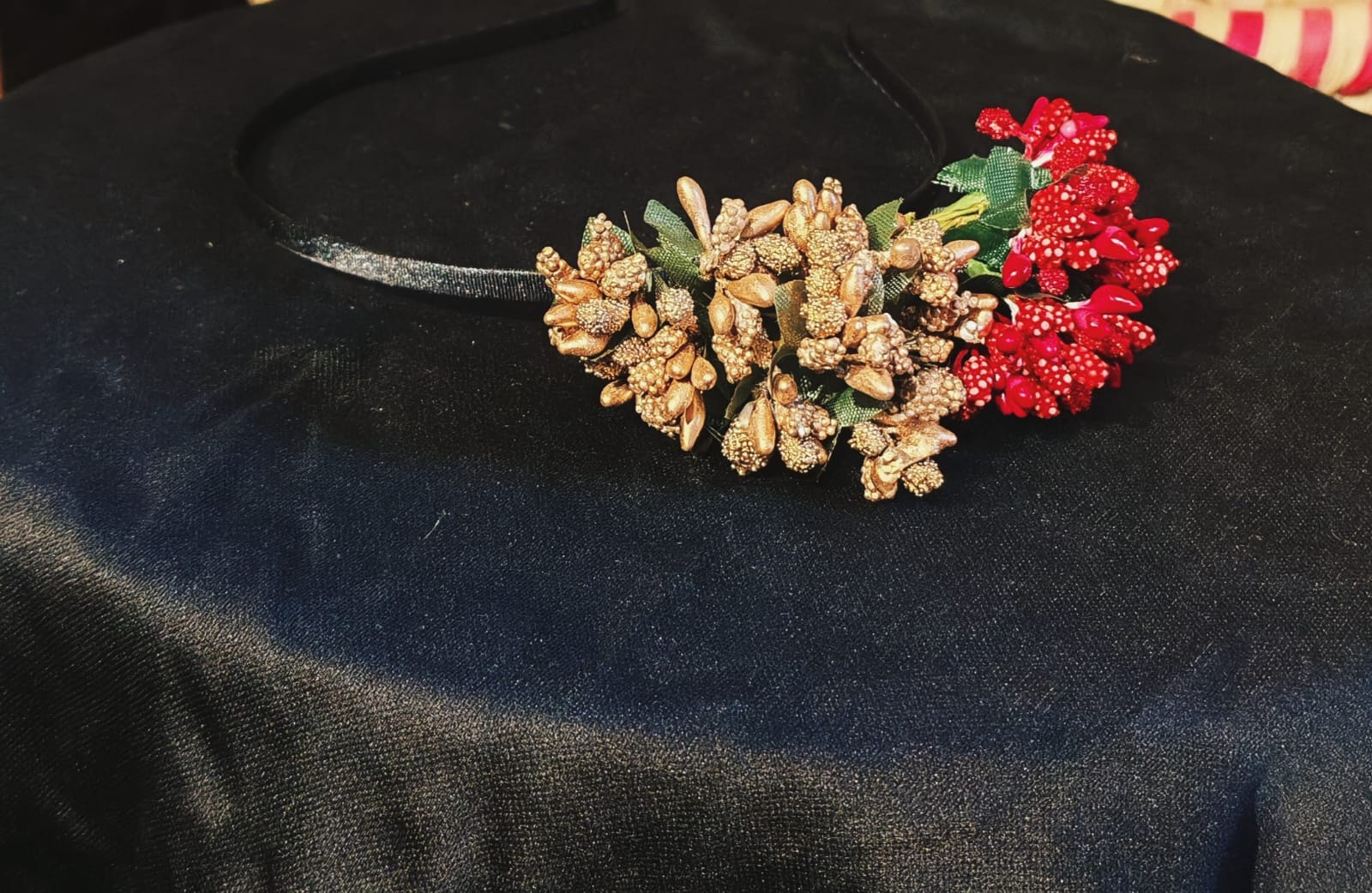 Golden Berry Festive Headband توكه ثمار الكريسماس الذهبية - Image 3