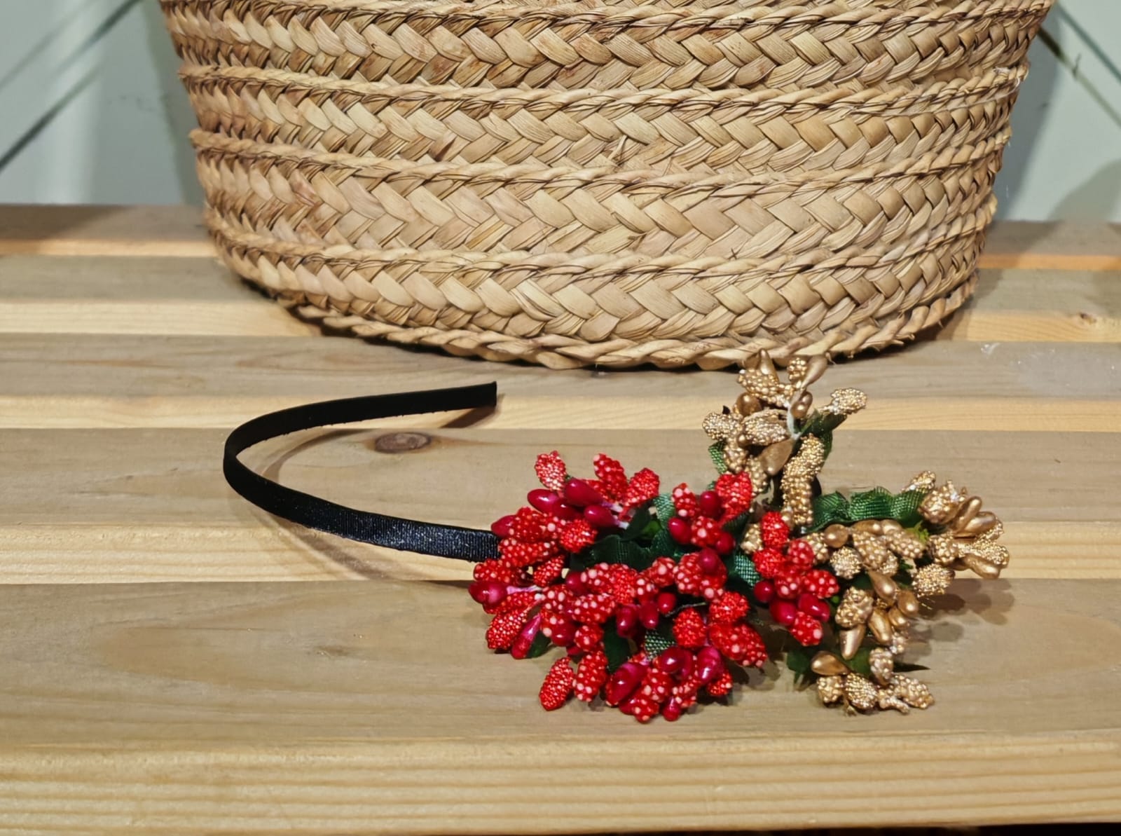 Golden Berry Festive Headband توكه ثمار الكريسماس الذهبية - Image 2