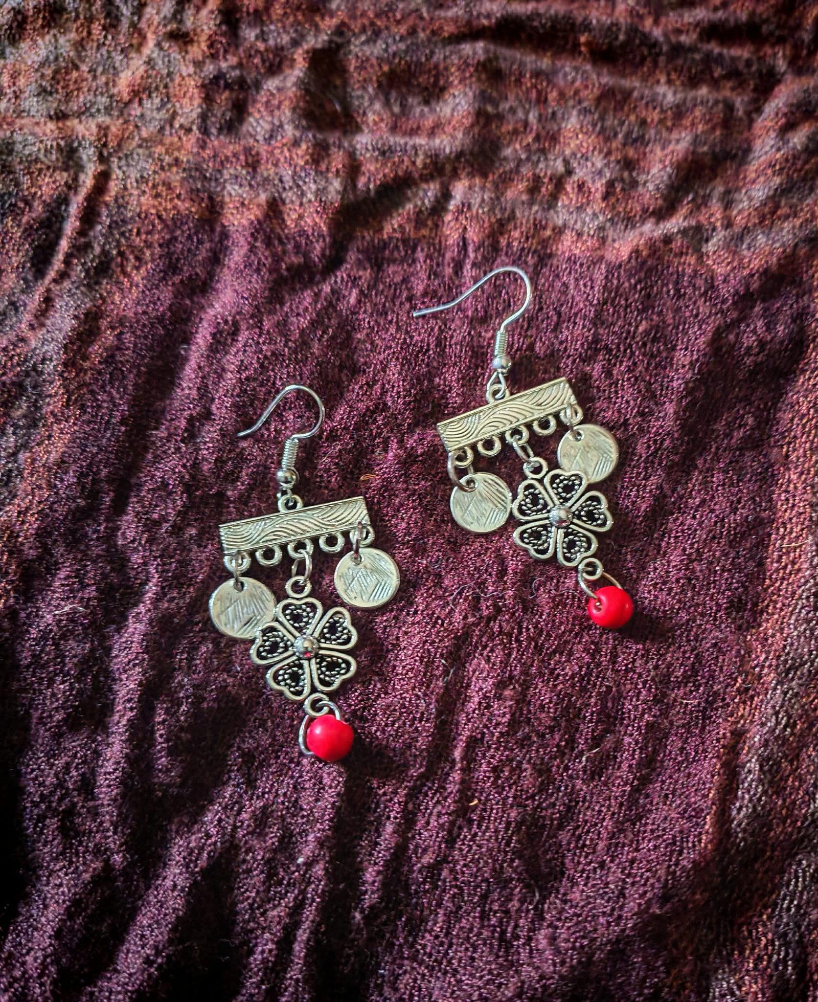 Silver colored flower earrings - Image 1